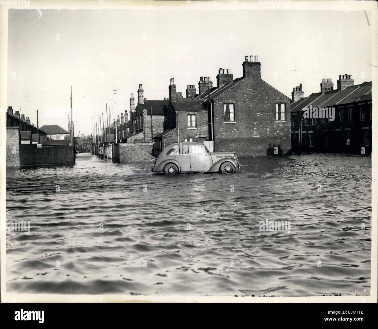1. Februar 1953 - schwere Überschwemmungen in King's Lynn.: die öden Szene der verlassenen Häuser in dem überfluteten Gebiet der Diamant-Straße, am King's Lynn, Norfolk - verursacht durch das Ausströmen der Fluss Autos. Damals war das Wasser bis in eine Höhe von sechs Fuß gegen die Häuser. Stockfoto