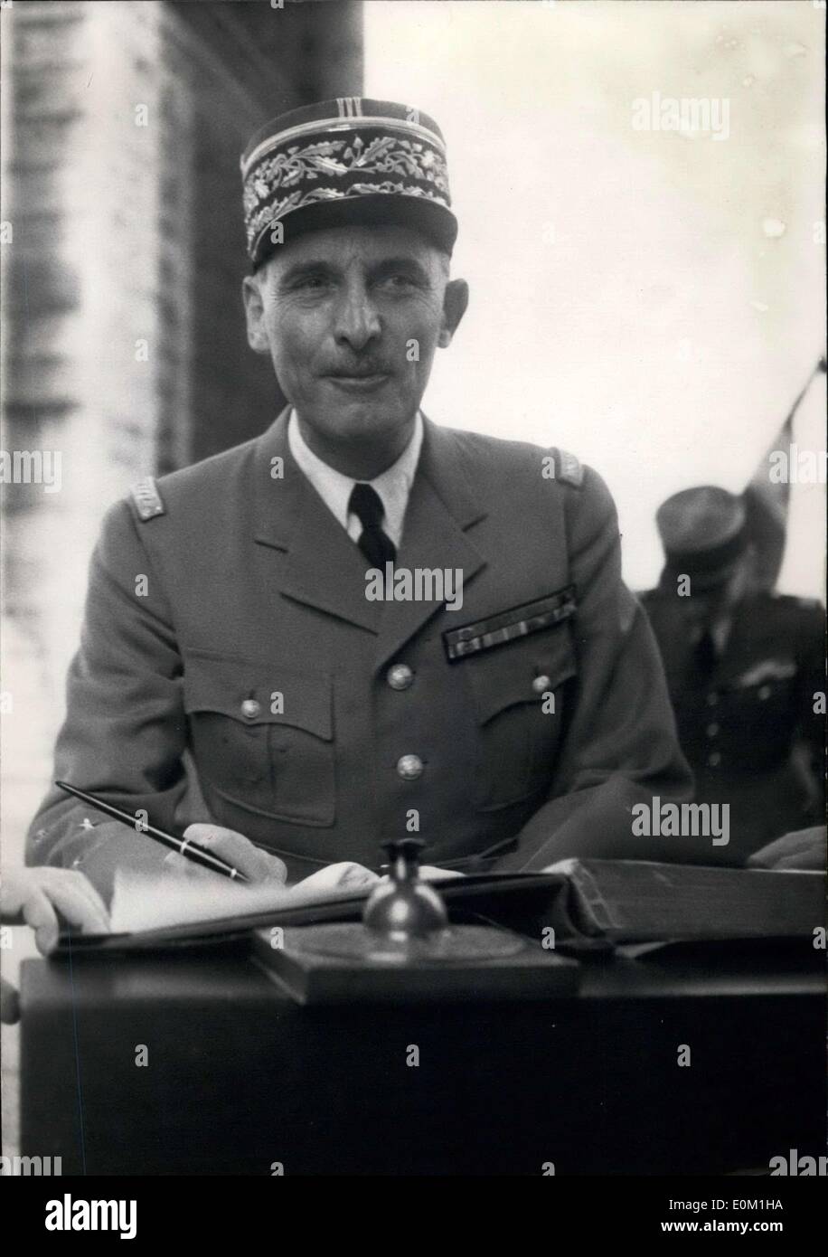 2. April 1953 - neue militärische Generalgouverneur Zeller trat sein Amt, und er legte einen Kranz auf das Grab des unbekannten Soldaten. Hier er s Unterzeichnung das Goldene Buch während der Zeremonie am Arc de Triomphe. Stockfoto
