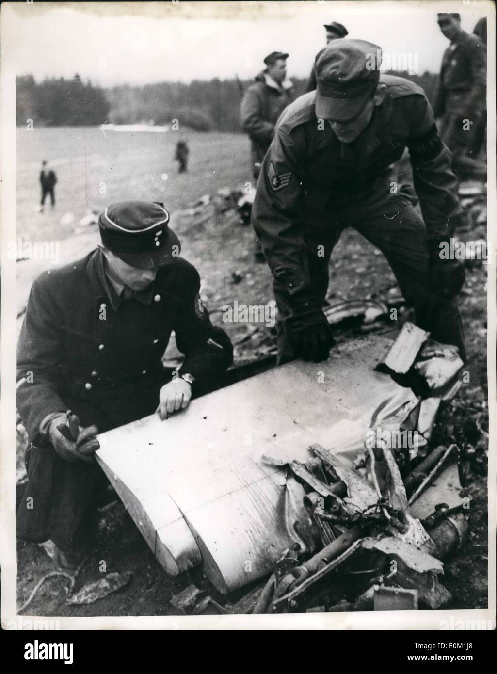 3. März 1953 - gebaut sowjetischen MIG. 15 Luftfertigkeit abgeschossen amerikanische F - 64 thunder Jet über Deutschland. zwei sowjetische gemacht 15 Kampfjets aus der Tschechoslowakei angegriffen und abgeschossen, eine amerikanische F-84 Thunder Jet - fünfzehn Meilen innerhalb der US-Zone in Deutschland vor kurzem kommen. Der Pilot des Thunder Jet brüniert und Neer Regenaburg landete in der Nähe der zerstörten eine Drapts. Die amerikanische autorisieren haben einen starken Protest an die tschechischen Behörden in Prag gebogen. das Foto zeigt untersuchen die Kage der Thunder-Jet nach dem Vorfall in der U.S.zone Zeremonie. Stockfoto