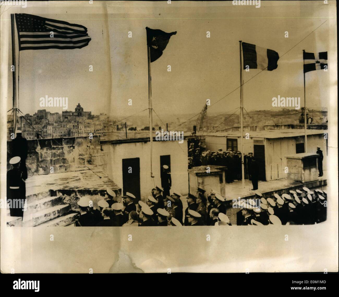 3. März 1953 - neue Alliierten Mittelmeer Befehl eingeweiht: die neuen Alliierten Mittelmeer-Befehl unter Admiral Earl Mountbatten, an einer kurzen Zeremonie auf dem Dach der Bastion der Marine Hauptquartier Lascaris, Malta, die mit Blick auf Grand Harbour und wo befinden sich die Beamten von der britischen Marine Hauptquartier offiziell eingeweiht. Die Flaggen von Großbritannien, U.S.A., Italien, Frankreich, Griechenland und der Türkei wurden entrollten Segler aus jeder Nation, während eine königliche Marine Band die verschiedenen Nationalhymnen gespielt Stockfoto