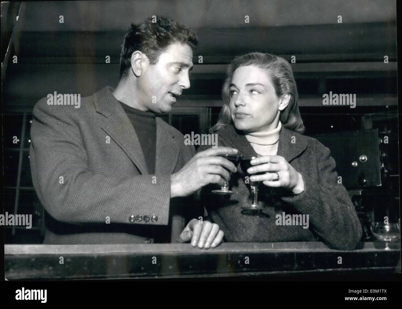 4. April 1953 - Emile Zolas Roman wird auf den Bildschirm: Simone Signoret und Raf Vallone, italienischer Schauspieler sind die beiden Hauptfiguren des Films '' Therese Raquin'' auf den Emile Zolas Roman basierend. Der Film, der von Marcel Carne produziert wird, ist in der Herstellung in Neuilly Studio. Stockfoto