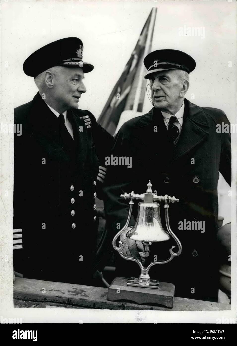 04. Apr. 1953 - Letzte der alten Teeschneider - in Greenhithe. Der Kommandant und ein ''Aprentice''.: Der letzte der alten Tea Clippers die berühmte Futty Sark: - wird in Greenhitche neben dem Trainingsschiff ''Worcester'' vertäut und wurde als ein ''Überlauf'' für das Trainingsschiff verwendet. Ein Appell wird von der Cutty Sark Preservation Society gestartet, um einen geschätzten Wert von &Pfund;250,000 zu erhöhen, um Schiff in Greenwich permenently festmachen zu können und eine Reihe von Burseries zu etablieren, um jungen Männern zu helfen, sich als Offiziere der Merchan Navy auszubilden und Qualität zu erhalten Stockfoto