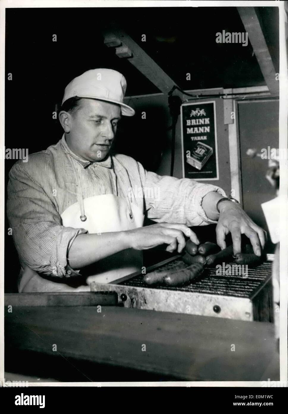 4. April 1953 - wenn noch ein Millionär--ich jedes Jahr einige hundert Leute am Jahrestag von meiner Firma eingeladen und Thüringer Wurst für sie vorbereitet. Das ist wh, kann ich es so hervorragend!'' Der Mann, der dies sagt, muss keinen Schraube locker. Werner Singer jetzt verkaufen heiß und gebratene Würstchen in Frankfurt/Main war wirklich Millionär - zumindest auf dem Papier Theoretioally Stockfoto