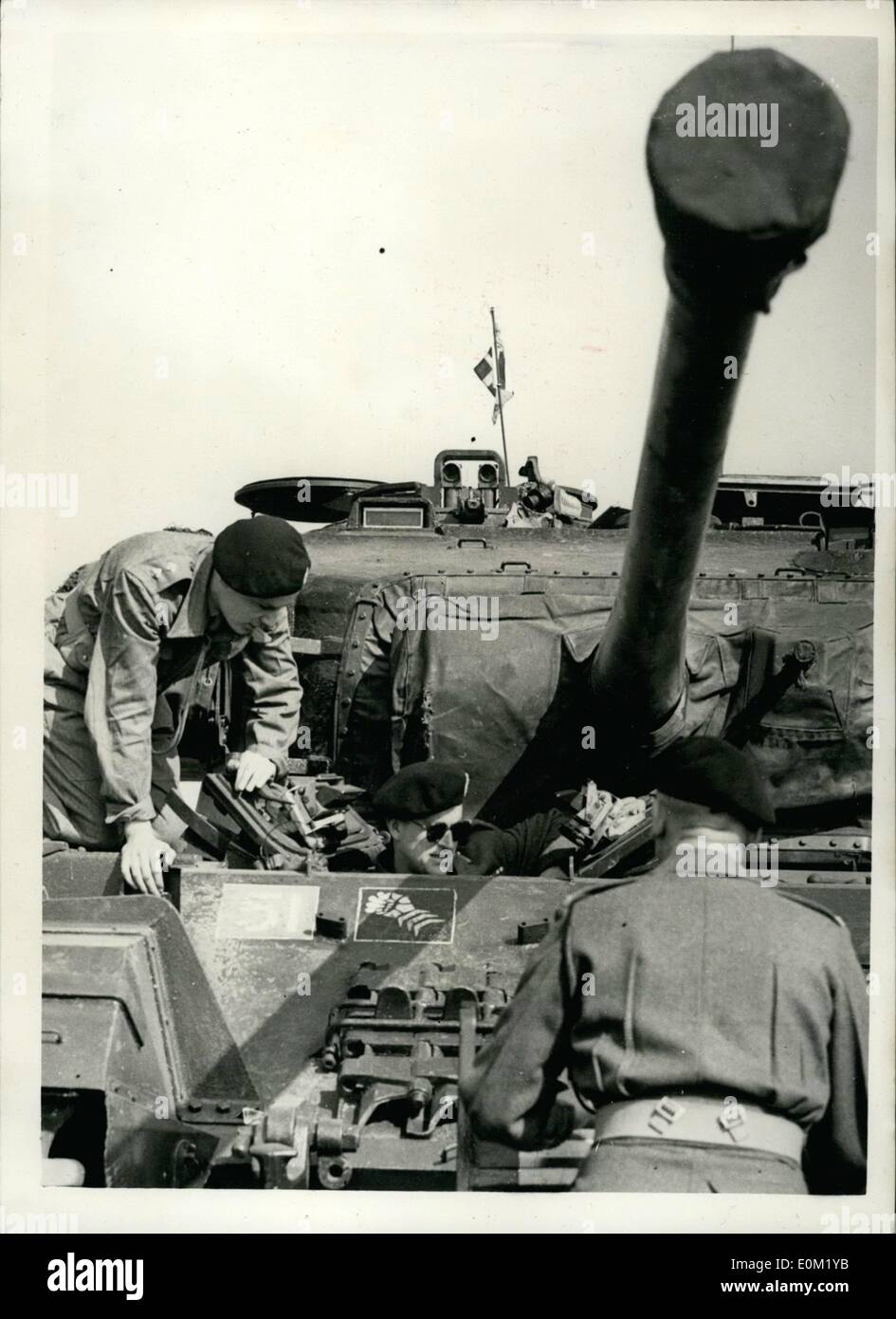 3. März 1953 - feuert Duke Panzergeschütz. Der Herzog von Edinburgh, feuerte auf das erste volle Tag seines Besuchs in der britischen Zone Deutschland gestern 20-Pfünder-Kanone der eine 50-Tonnen-Centurion-Panzer während des Brennens Feld der 6. Panzerdivision an Hohns reicht. Er erzielte einen direkten Treffer auf 1.000 Yards und zerstört das Ziel. Keystone Fotoshows: Der Herzog von Edinburgh, tragen dunkle Brille und Tank Corp Barette in den Centurion Tank beim Hohns reicht gestern gesehen. H/Keystone Stockfoto
