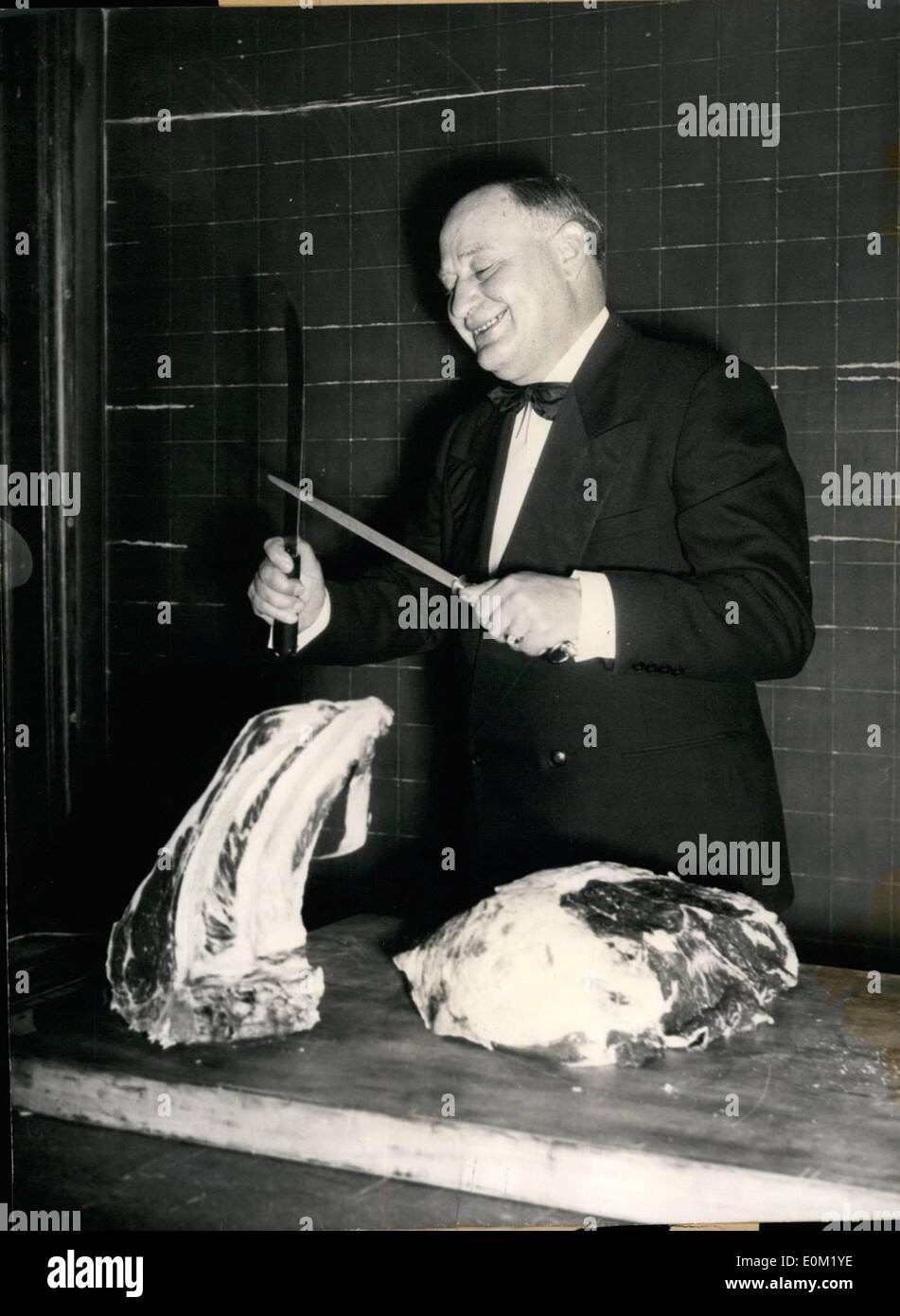 3. März 1953 - The Butcher in den Smoking. Herr Adolph G. Willy kam aus Amerika zusammen mit vier anderen Experten der Sachen und Fleisch Großhandel Handel mit Lebensmitteln, um seine Münchner Kollegen mit American selling Methode vertraut zu machen. "Sie können nicht nur zufrieden sein mit Ihren beruflichen Fähigkeiten '', sagte Herr Willy,"aber Sie haben auch ein Psychologe sein, um einen Preis von dem Verkaufsmarkt und eine Erhöhung des Zuges über zu verringern." Nach seiner Rede, die Herr Willy zu Praxis und ein geschickter als Chirurg ging zeigte er einige schnitzen die Münchner Metzger. Stockfoto