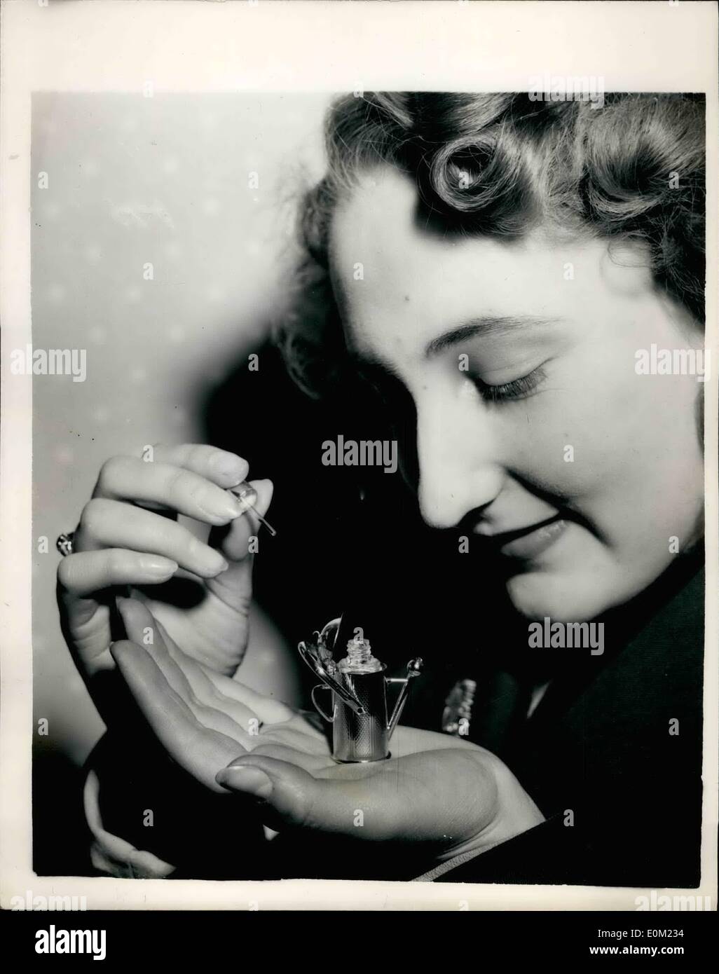 4. April 1953 - Eröffnung der britischen Industrie-Messe. Die Gießkanne Parfüm Container; Foto zeigt Miss Jean Boult, Edmonton, mit einem Parfüm-Container, in Form von einer Gießkanne - eine der vielen Neuheiten auf der B.I.P. eröffnet heute bei Olympis gesehen. Stockfoto