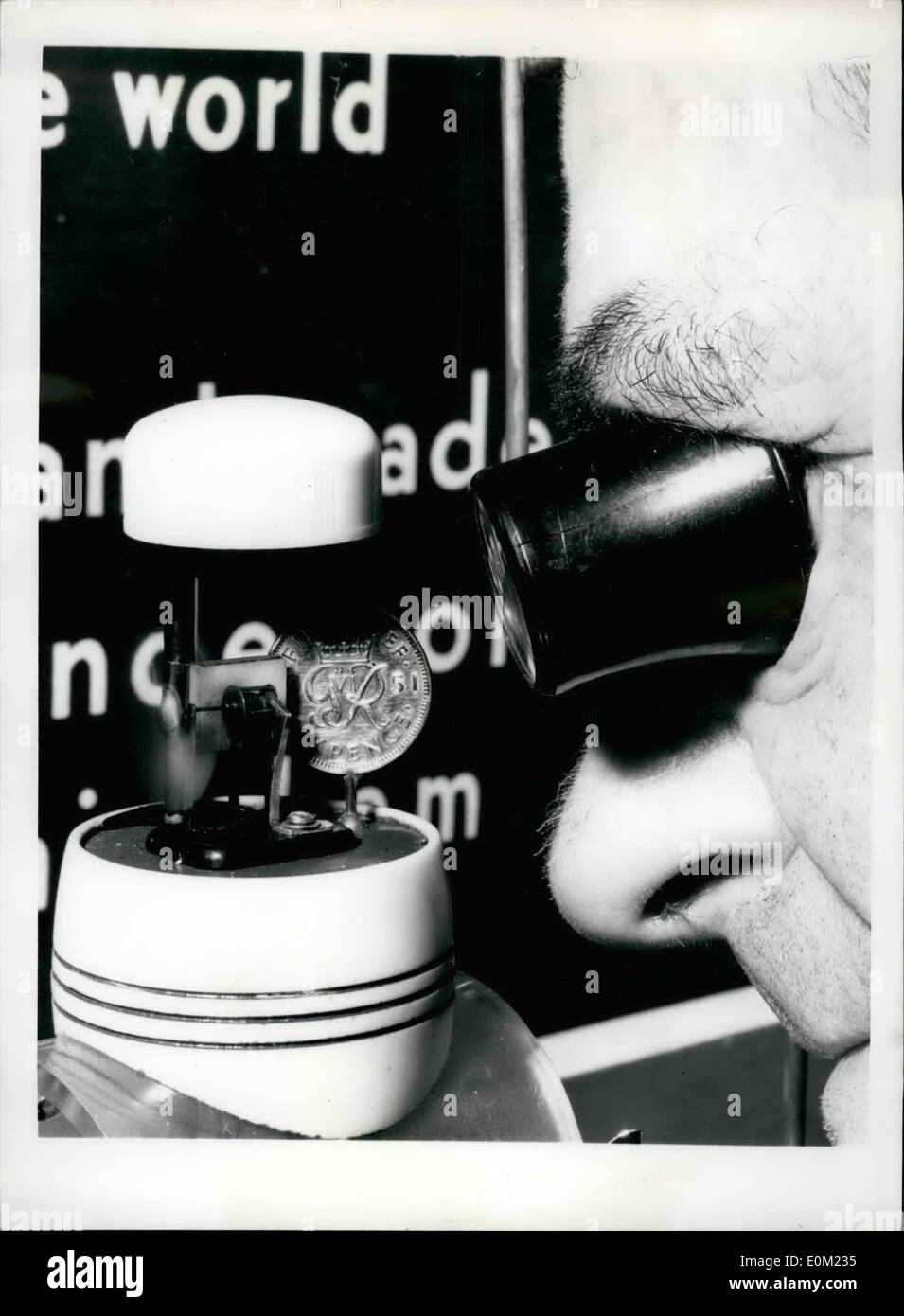 4. April 1953 - Eröffnung der britischen Industrie Messe weltweit kleinsten Elektromotor: Foto zeigt Herr William Anderson von Birmingham wird eine Nahaufnahme der kleinste Elektromotor der Welt ''-das ist im Vergleich zu ein Sixpence auf dem Erfinder-Club-Stand auf der britischen Industrie Messe im Olympischen Vormittag eröffnet. Stockfoto