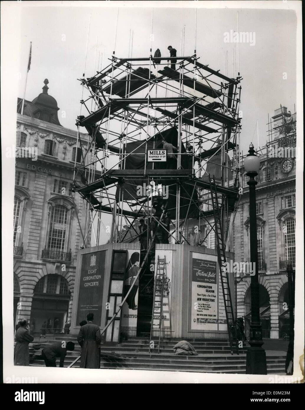 4. April 1953 - Eros '' Sicherheitsabdeckung '' vorbereiten. Immer bereit für die Krönung: Arbeit schreitet am Piccadilly Circus bei der Konstruktion der speziell entwickelten '' Krönung '' Sicherheitsabdeckung für die berühmte Statue des Eros - ihn während der Krönung Zeremonien von Möchtegern Kletterer zu bewahren. Foto zeigt die Szene am Piccadilly Circus heute Morgen wie Arbeitnehmer das Gerüst bauen heute Morgen. Stockfoto