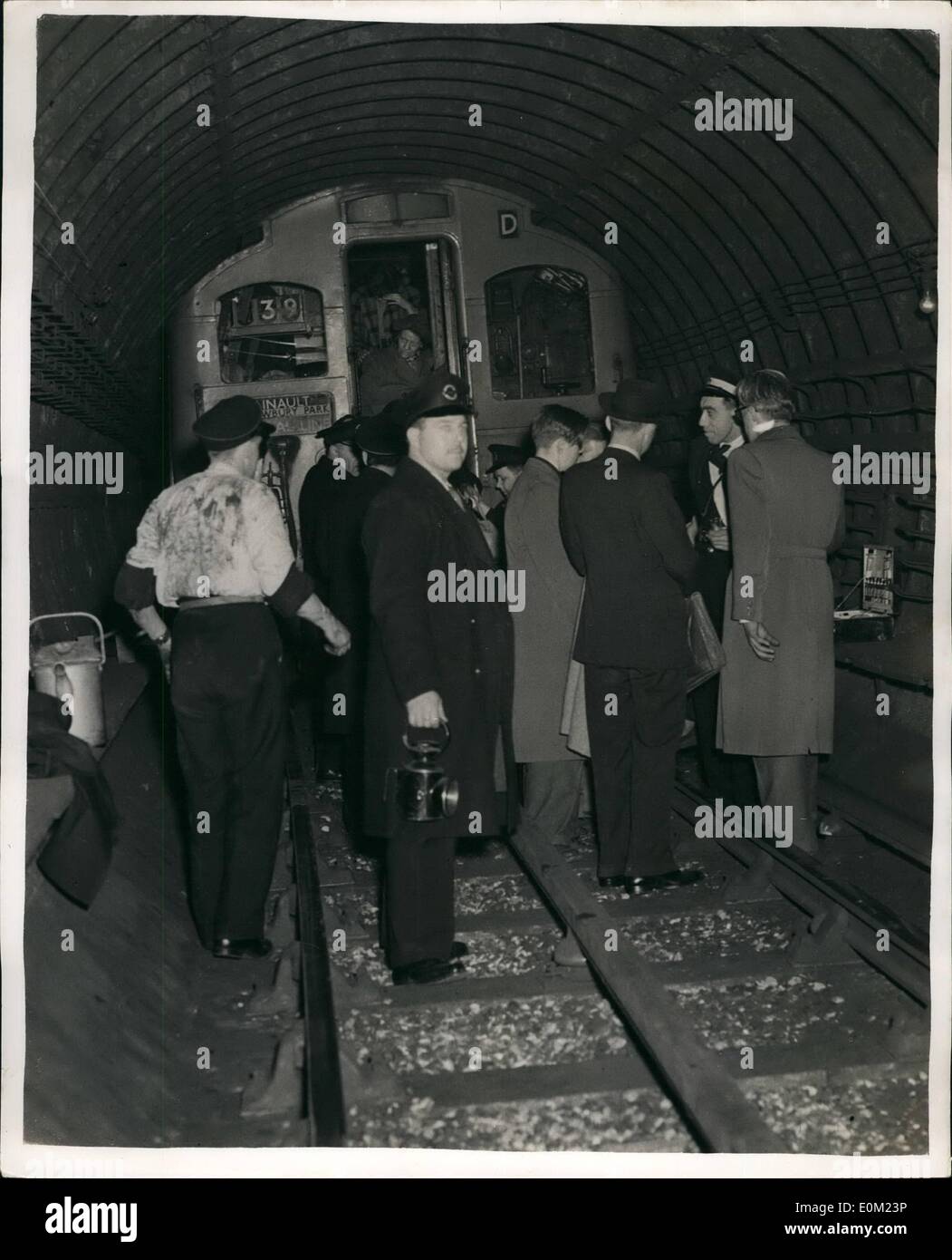 4. April 1953 - neun Tote In Rohr Katastrophe neun Menschen bekannt, dass Sie in die Central Line Tube Katastrophe in Stratford gestorben- Stockfoto