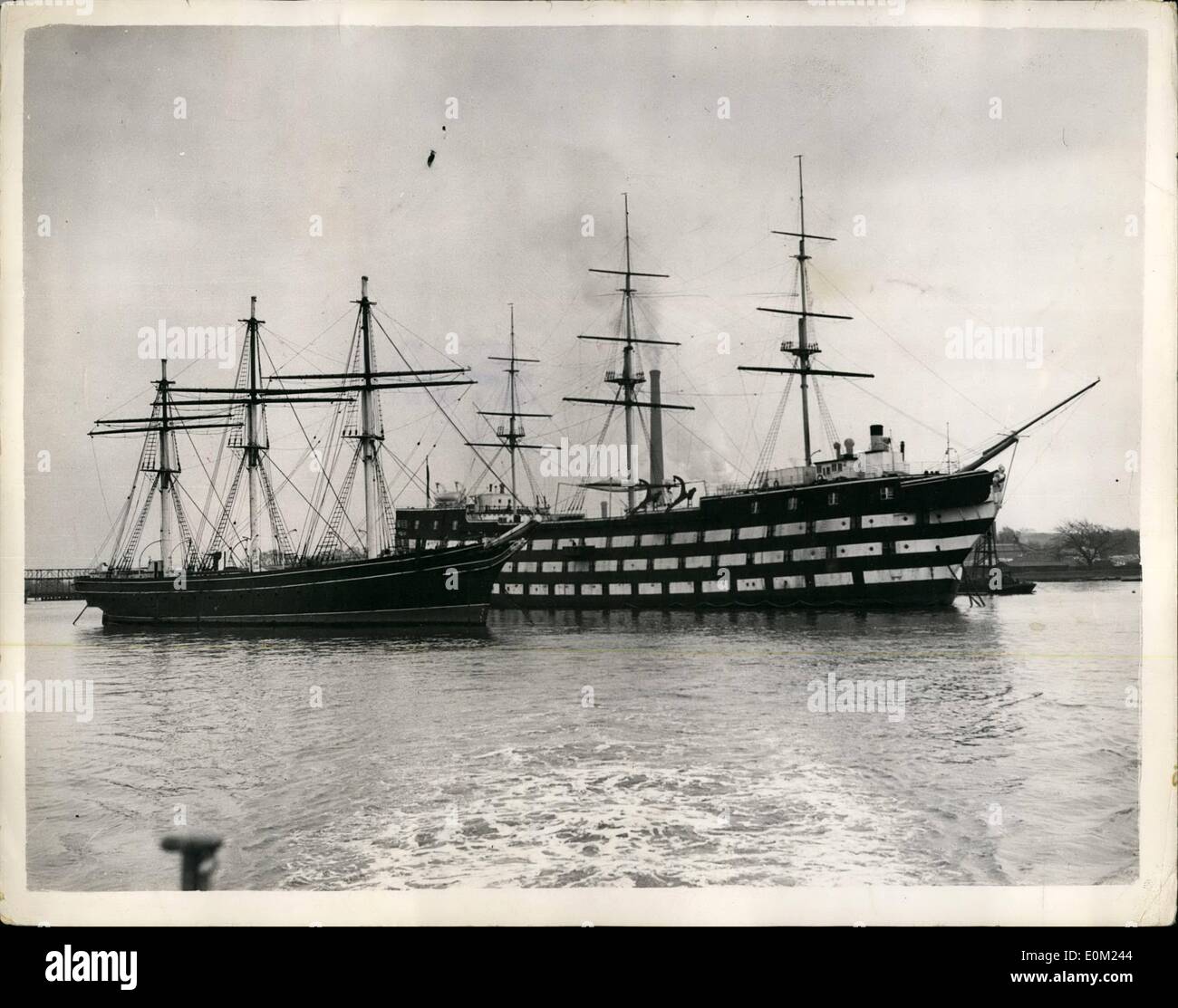 04. Apr. 1953 - Letzte Der Alten Teeschneider - In Greenhithe. Die ''Cutty Sark'' und die ''Worcester'': Die letzte der alten Tea Clippers - die ''Cutty Sark'' wird neben dem Trainingsschiff ''Worcester'' in Greenhithe vertäut - für das sie als Überlaufschiff eingesetzt wurde. Die Cutty Sark Preservation Society appelliert an geschätzte 250,000, um die dauerhafte Erhaltung des Schiffes in Greenwich zu ermöglichen und TOE eine Reihe von Cutty Sark Bursarys einzurichten, um jungen Männern die Ausbildung zu ermöglichen und sich als Offiziere der Handelsmarine zu qualifizieren Stockfoto