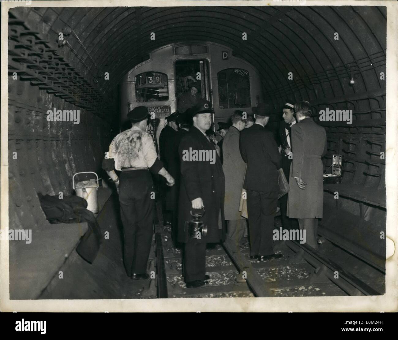 4. April 1953 - neun Tote bei U-Bahn-Katastrophe: neun Menschen wurden in der Central Line Tube Katastrophe in Stratford letzte Nacht das Schlimmste in der Londoner U-Bahn Geschichte gestorben sind heute bekannt. Es war der zweite Trainer der den Pressen Broadway Epping-Zug, der die Hauptlast des Absturzes. Der Zug fuhr in die Rückseite des ein weiterer Zug von Greenford nach Hainsult Reisen. Foto zeigt letzte Nacht-Szene, wie Eisenbahn Beamten Passagiere aus dem hinteren Teil einer der Trainer nach dem Absturz in Stratford helfen Stockfoto