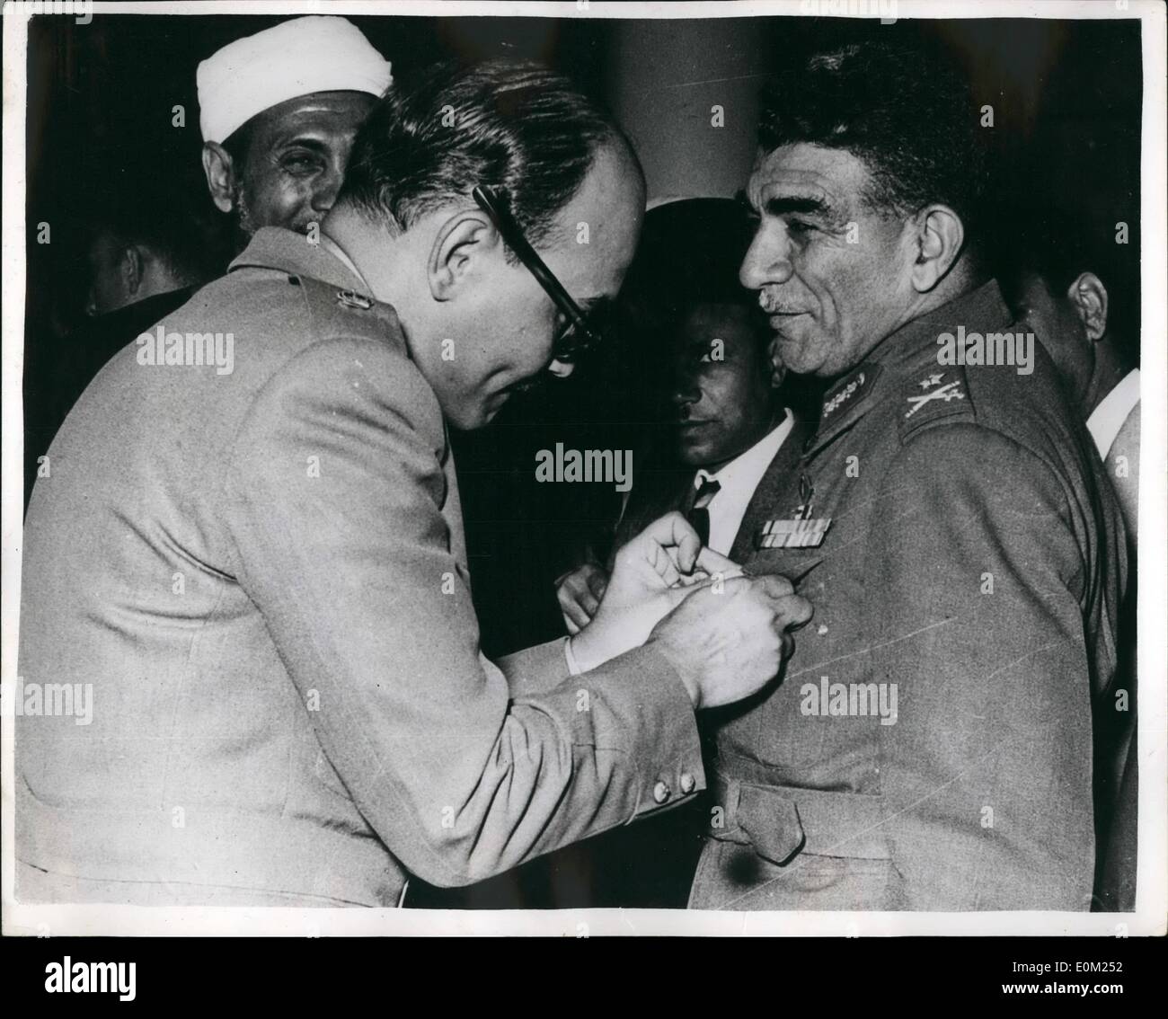 4. April 1953 - Geschenk für Neguib aus dem Sudan: Major Salah Salem (links) der ägyptischen Gesandten, gesehen pinning die Insignien der Sudan Defence Force auf die Tunika von General Neguib, Egyptian Premier. Er gab es Neguib nach einem Besuch im Sudan. Stockfoto