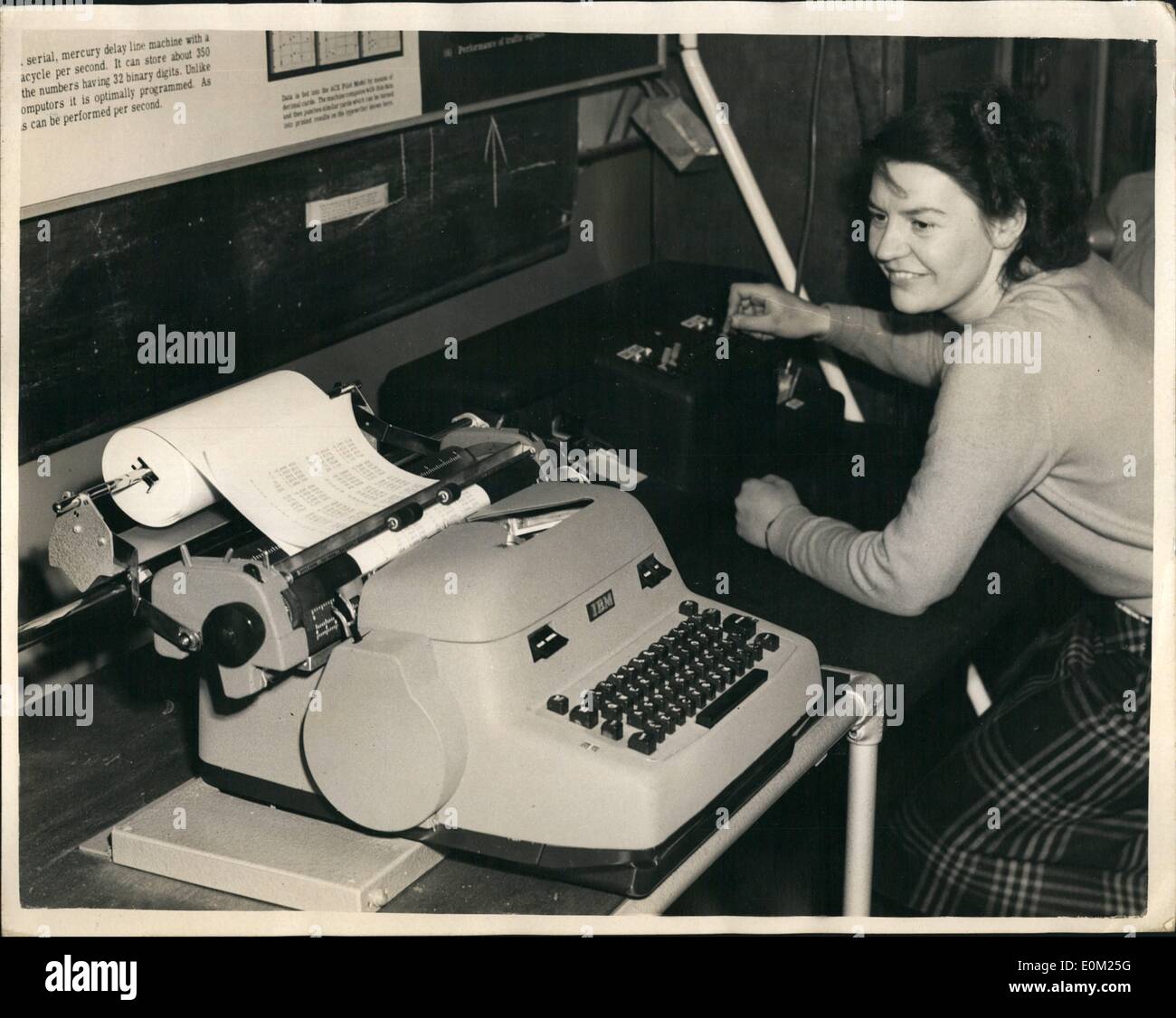 4. April 1953 - elektrische Schreibmaschine auf zeigen: Fräulein Irene Walsh, Manchester, gesehen in Betrieb einer elektrischen Schreibmaschine, die automatisch, in Zahlen tippt die Ergebnisse der komplizierten mathematischen Probleme-was ist in der physikalischen Gesellschaft-Ausstellung eröffnet heute am Imporisl College in Kensington. Stockfoto