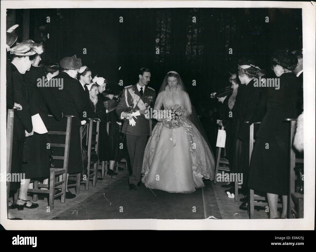 4. April 1953 - Bilder von Air Royal Wedding In Luxemburg: In einer bunten Zeremonie heute Prinz Jean von Luxemburg heiratete Prinzessin Josephine Charlotte von den Belgiern im luxemburgischen 13. Jahrhundert Kathedrale. Die Kathedrale Hochzeit wurde durch eine standesamtliche Trauung in dem Dogenpalast verlief. Foto zeigt die Braut und Bräutigam gesehen, wie sie zu Fuß die eine Kathedrale von Luxemburg nach der Zeremonie. Stockfoto