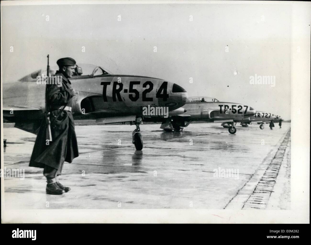 3. März 1953 - Jet Flugzeuge für Titos Luftwaffe: unter bewaffnetem Schutz sind diese vier Jet Kampfflugzeuge, die diese Woche im Rahmen des Programms amerikanische Militärhilfe in Jgoslavia angekommen. Sie sind die ersten Düsenflugzeuge der jugoslawischen Luftwaffe. Stockfoto