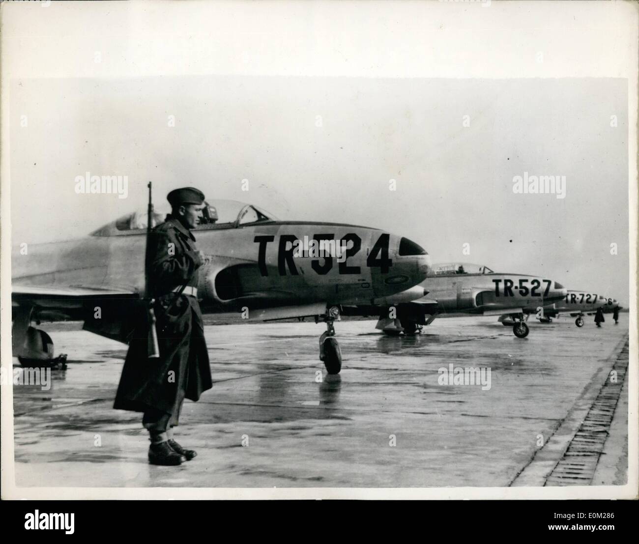 3. März 1953 - Jet Flugzeuge für Titos Luftwaffe: unter bewaffnetem Schutz sind diese vier Jet-Kampfflugzeuge, die diese Woche unter den amerikanischen militärischen Hilfsprogramm in Jugoslawien angekommen. Sie sind die ersten Düsenflugzeuge der Jugoslawien Luftwaffe. Stockfoto