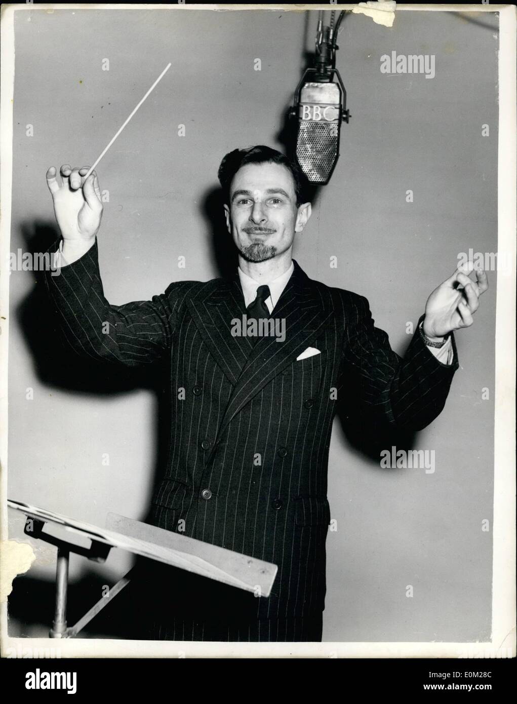 3. März 1953 - neuer Dirigent des BBC Revue Mr Harry Rabinowitz. Das Foto zeigt Herrn Harry Rabinwitz, geboren in Johannesburgh, Südafrika, bei der BBC heute Nachmittag nach der Einnahme sein Amt als Dirigent des BBC Revue gesehen. Stockfoto