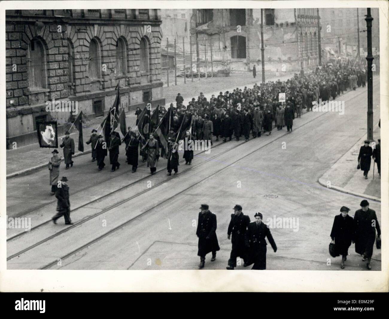 9. März 1953 - Trauermarsch der östlichen Werktätigen, die Stalin-Denkmal in den sowjetischen Sektor von Berlin. Stockfoto