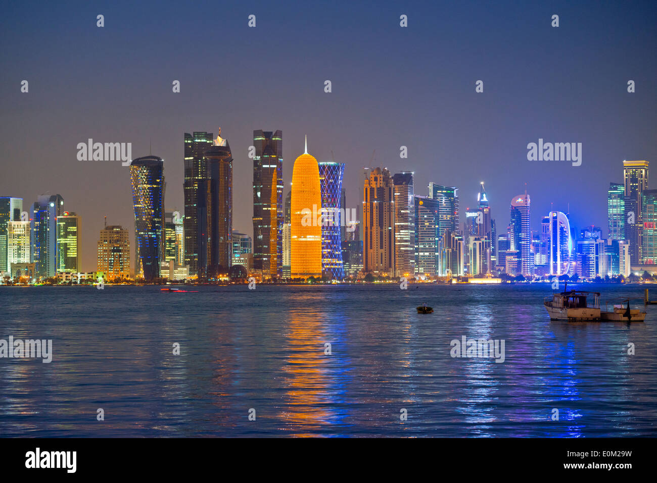 Doha. Katar. Blick über Bucht von Doha, Al Corniche & West Bay Geschäftsviertel. Stockfoto