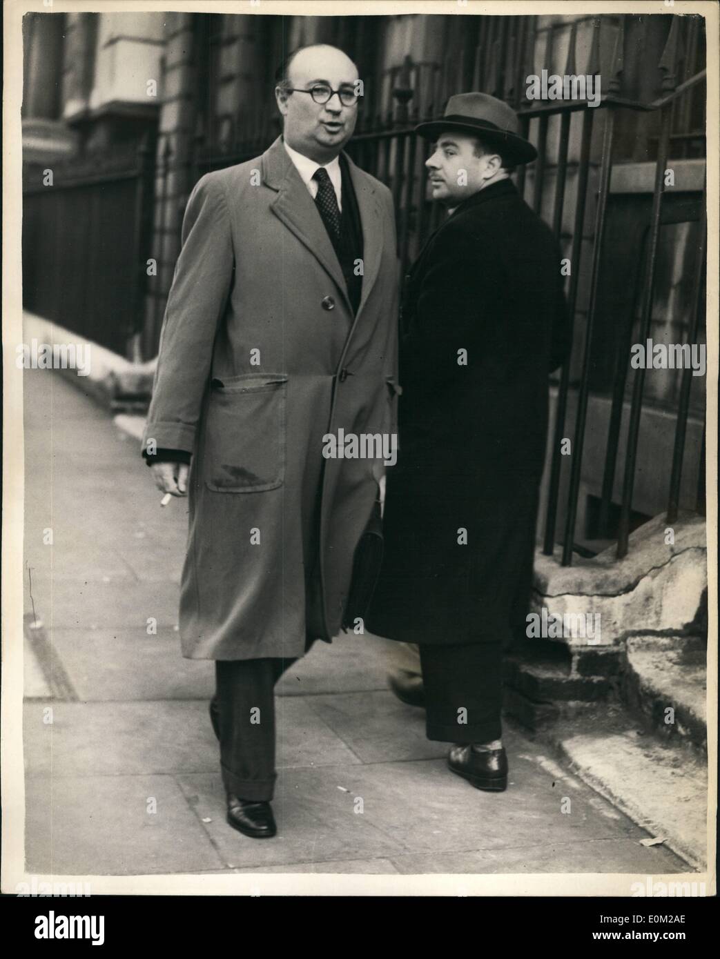 4. April 1953 - erscheint John Christie in Clerkenwell Court... Mr Derek Curtis-Bennett - Q.C. Für die Verteidigung kommt John Reginald Halliday Christie, der Ermordung von vier Frauen - angeklagt ist erschienen auch seine Frau - am Hofe Clerkenwell. Keystone-Fotoshows: - Herr Derek Curtis-Bennett, die für die Verteidigung Q.C. ist - kommt am Hofe Clerkenwell. Stockfoto