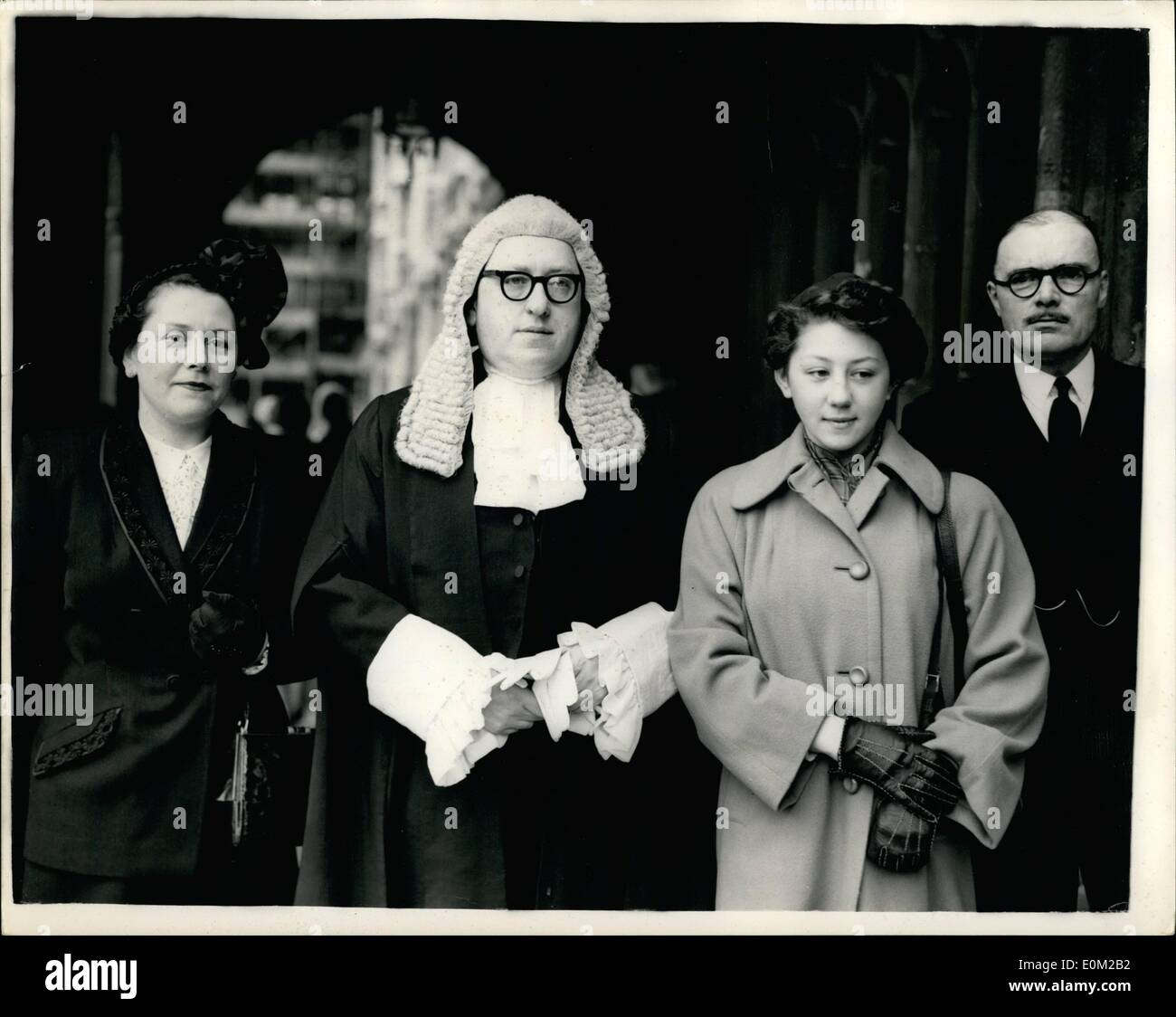 4. April 1953 - der neue Q.C im House Of Lords vereidigt. Familie aus Yorkshire. Keystone-Foto zeigt: Rudolf Lyons den neuen Q.C mit seiner Frau und seiner Tochter, nach der Vereidigung im House Of Lords heute Morgen. Sie kamen aus Yorkshire. Stockfoto