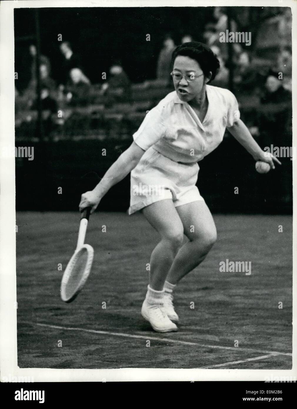 4. April 1953 - Surrey Junior Hard Court Championships in Roehampton... Foto zeigt: - Miss Gem Hoahing im Spiel während ihr Halbfinalspiel mit Frau P. Panton während der Surrey Hartplatz Tennis Jugendmeisterschaften wird heute in Roehampton statt. Miss Hoahing gewonnen. JSS/Keystone Stockfoto