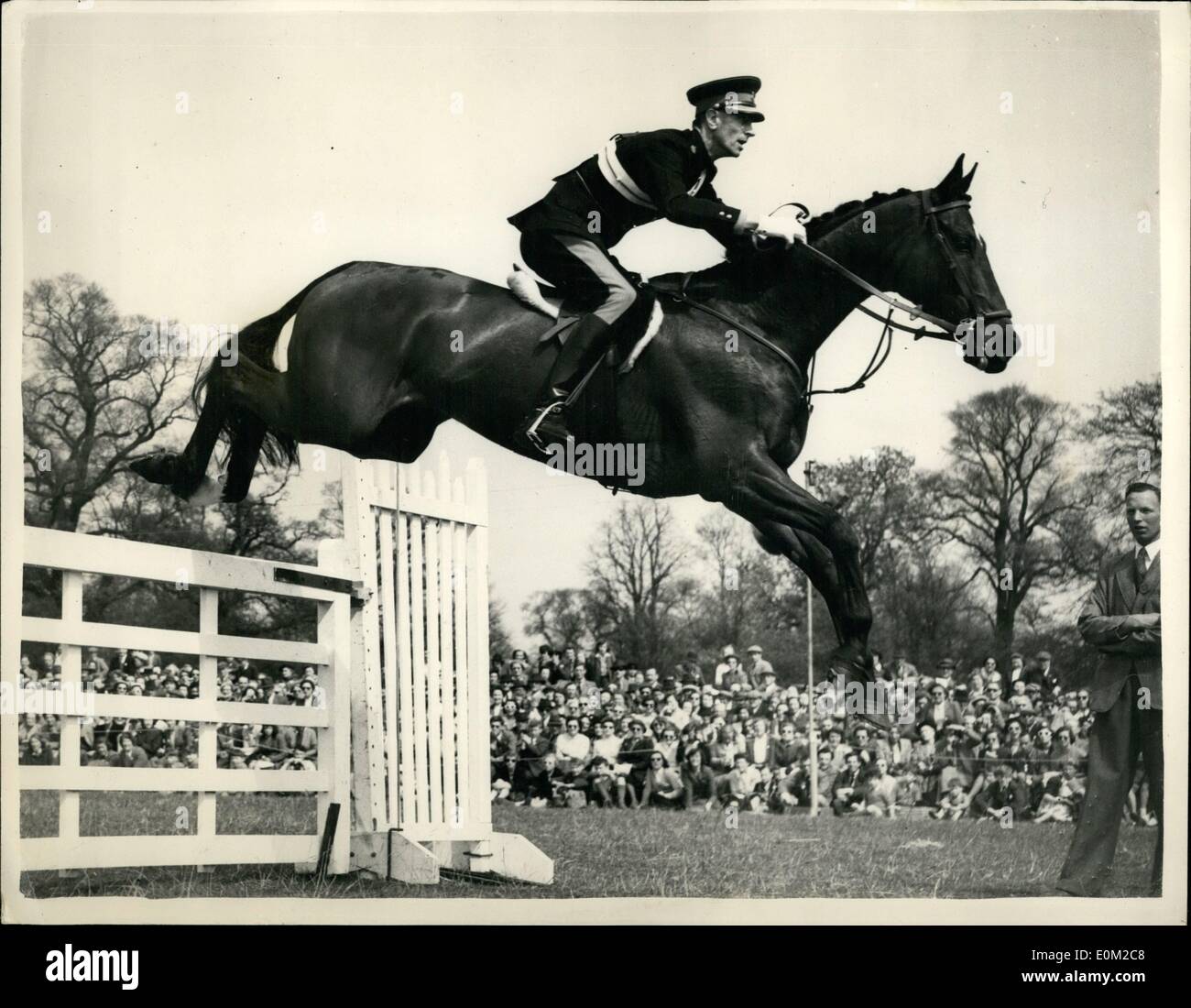 04. April 1953 - Internationale Gerichtsprozesse in Mington. Der britische Konkurrent gewinnt die olympischen Prüfungen. Foto zeigt ''Starlight XV'' springt mit seinem Reiter Major L. Br M.G. in die olympischen Pferdespiele - während der Internationalen Pferdeverwerferungen, die heute von der Königin H.M. bei Dminton beobachtet wurden. Stockfoto