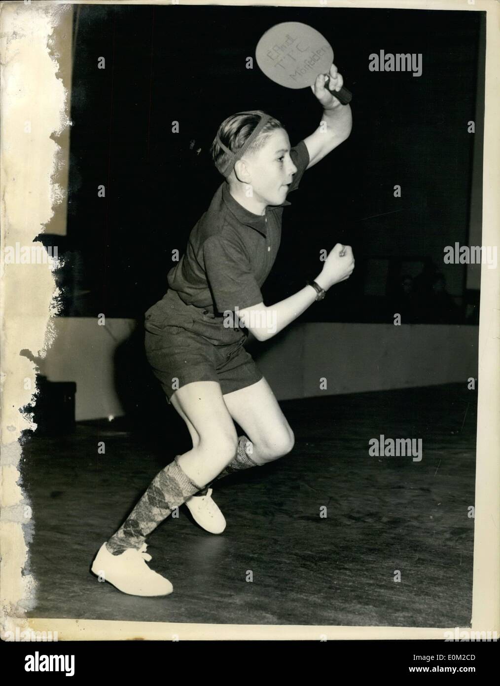 4. April 1953 - Table Tennis Championships am Wembley.: The Junior Klasse Vorrunde in English Table Tennis Championships, eröffnet heute im Empire Stadium, Wembley. Das Foto zeigt 14-j hrige Erich Arndt, aus Frankfurt, die Nr. 3 in seinem Land in Aktion im Wembley-Stadion heute gesehen rangiert. Stockfoto