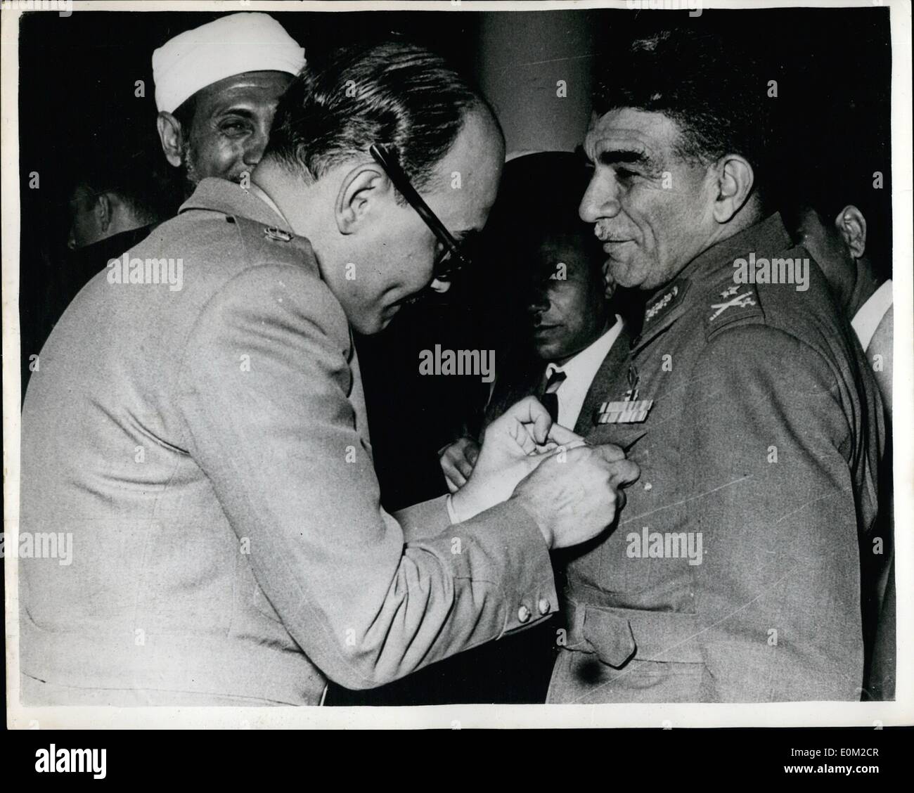 4. April 1953 - Geschenk für Neguib - aus dem Sudan.: Major Salah Salem (links), der ägyptische Gesandte, gesehen pinning die Insignien der Sudan Defence Force auf die Tunika von General Neguib, Egyptian Premier. Er gab es Neguib nach einem Besuch im Sudan. Stockfoto