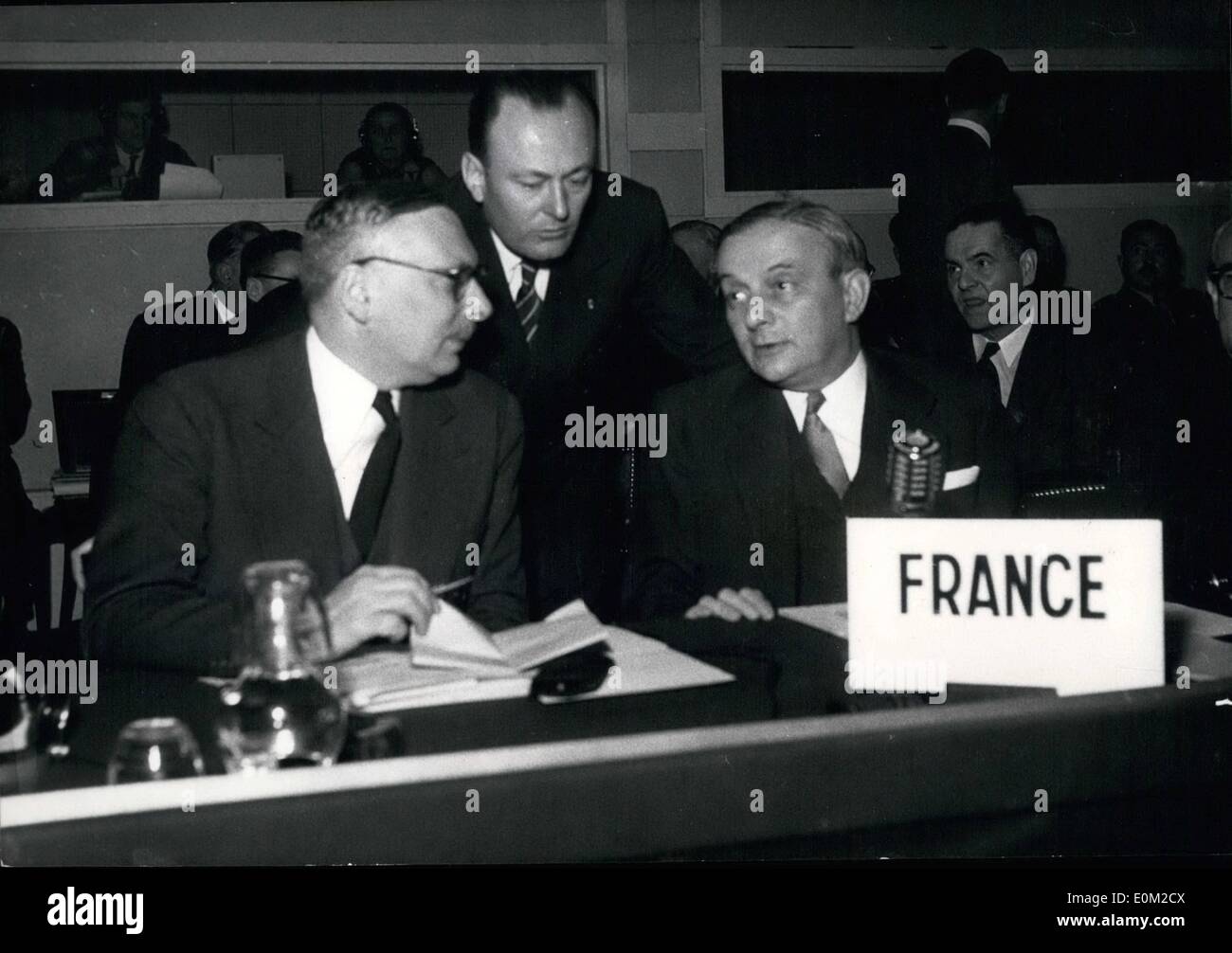 4. April 1953 - Mitglieder des Nordatlantikrats treffen in Paris: M. René Pleven, Minister für nationale Verteidigung und Georges Bidault, Minister für auswärtige Angelegenheiten, Mitglied der französischen Delegation bei der Eröffnung des heutigen Treffens. Stockfoto