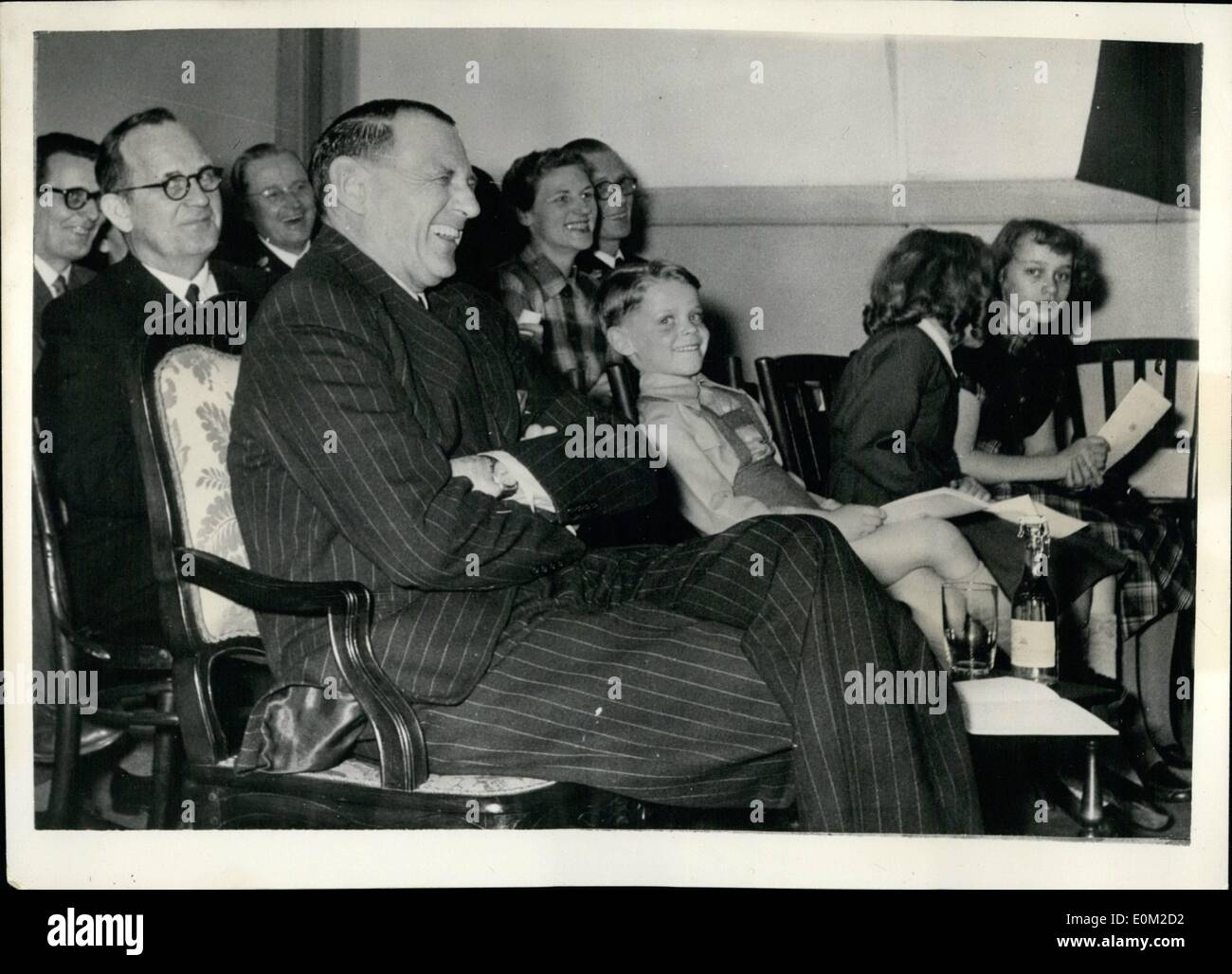 4. April 1953 - hat ein König ein gutes Lachen... Mitglieder seines Hofes ausführen eine Komödie: eine glückliche Studie von König Frederik von Dänemark - als He lacht beim Betrachten einer Aufführung von Gustav Wieds Komödie '' erste Geige "- von Mitarbeitern seines Hofes - in Kopenhagen. Stockfoto