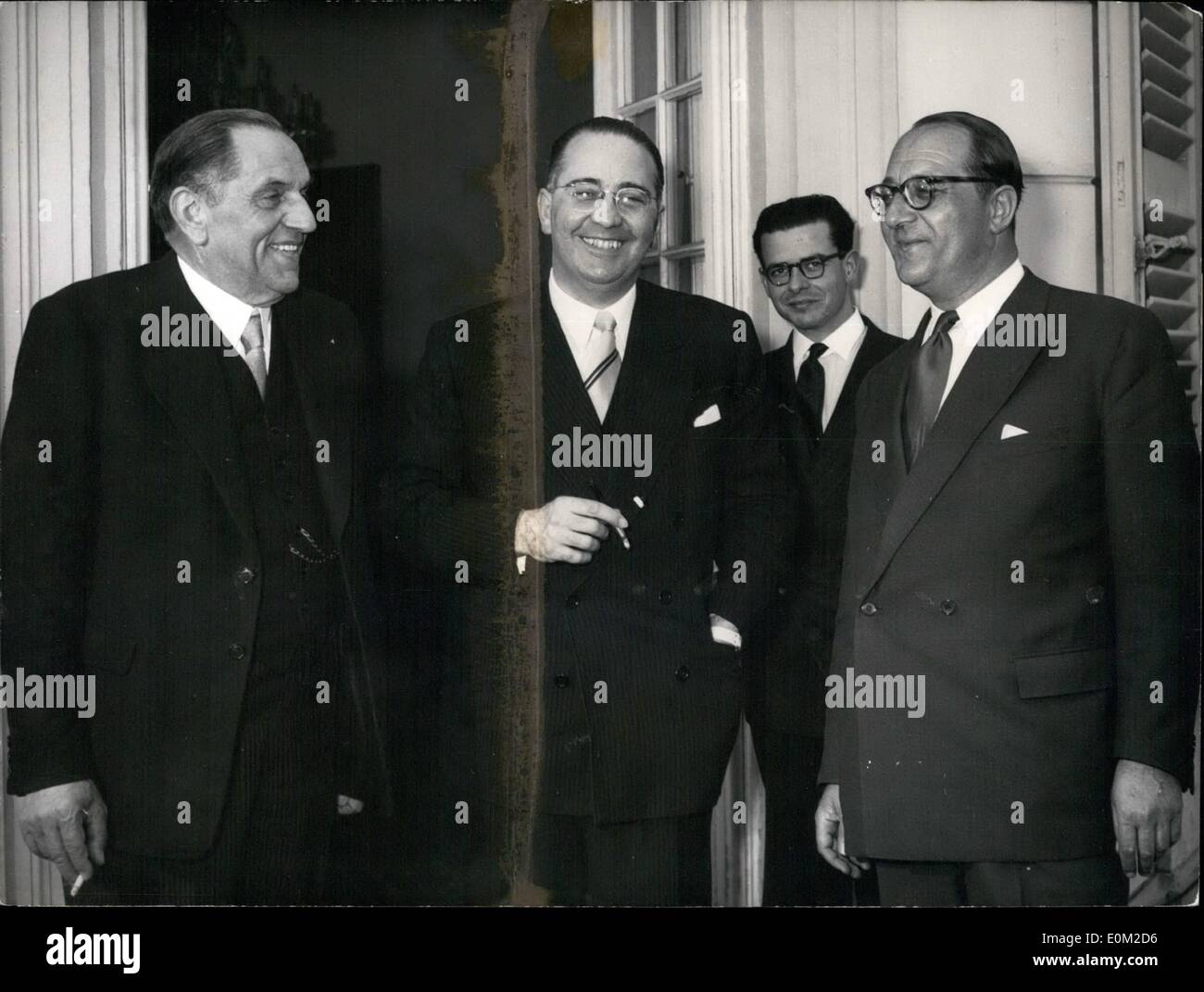 4. April 1953 - geht die Politik in Bonn... Mit Bundeskanzler Dr. Adenauer präsentieren Federal Minister Prof. Niklas(left) und Staat Staatssekretär Dr. Lenz(right) erhielt portugiesischen Außenministers Cunha, die vor der Teilnahme an der Konferenz der Atlantic Pakt Staaten in Stockfoto