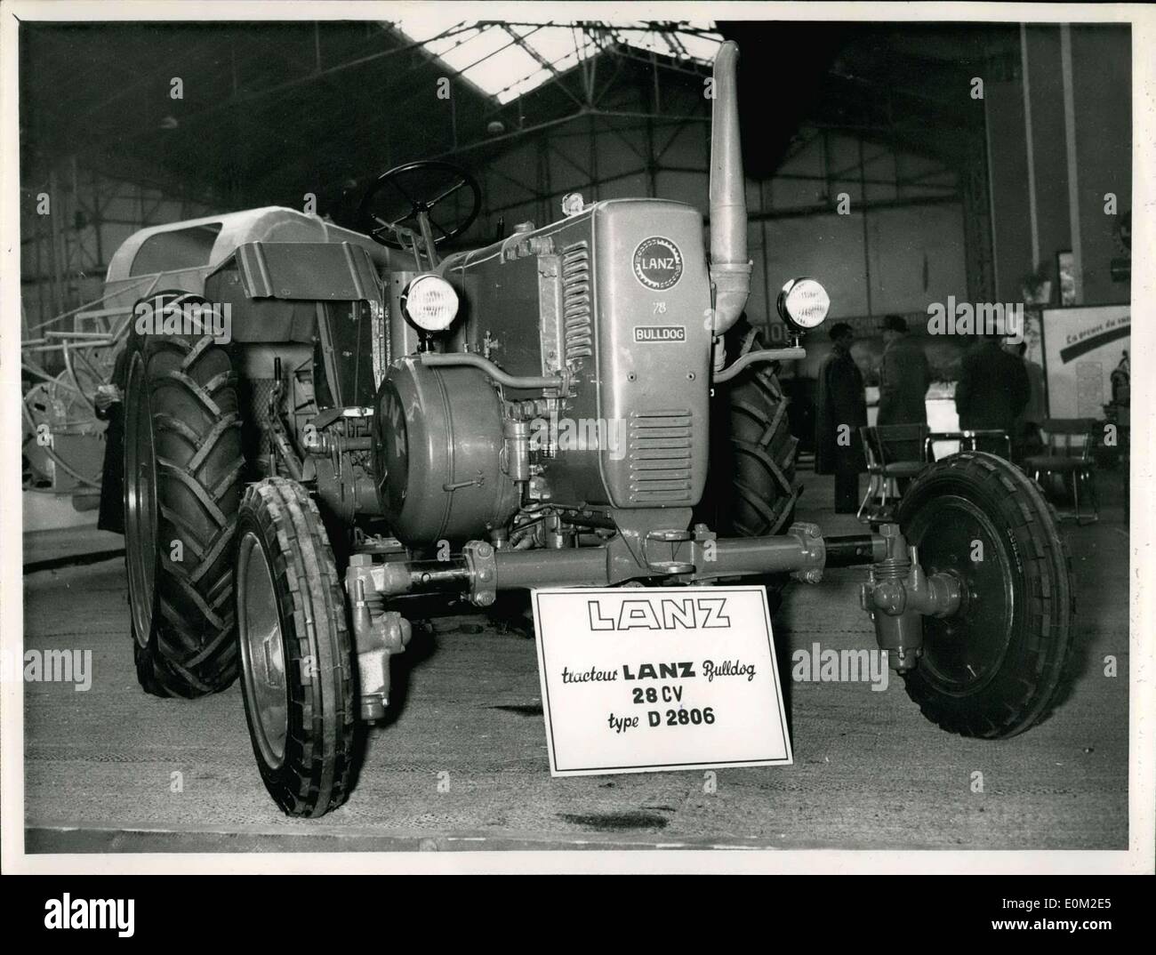 11. März 1953 - die landwirtschaftliche Woche in Paris: in einem der größten landwirtschaftlichen Ausstellungen in Paris, Porte De Versailles, Paris, die schönste der französischen Roten Tiere und die neuesten Instrumente für die Farm und der Bauer derzeit gezeigt werden. Der Salon Du Machinisme auch bei der Exposition von Parc 800 präsentiert steht für Französisch gemacht, Maschinen und 225 für wichtige ausländische hergestellten Maschinen, von denen die meisten Revolutionaly ein Tractot '' Bulldogge ist '' von Lanz: Foto zeigt die Lanz "Bulldog" Traktor, eines der Revolutionaly neue Maschinen präsentiert auf dem Salon von Maschinen für landwirtschaftliche Betriebe und Stockfoto