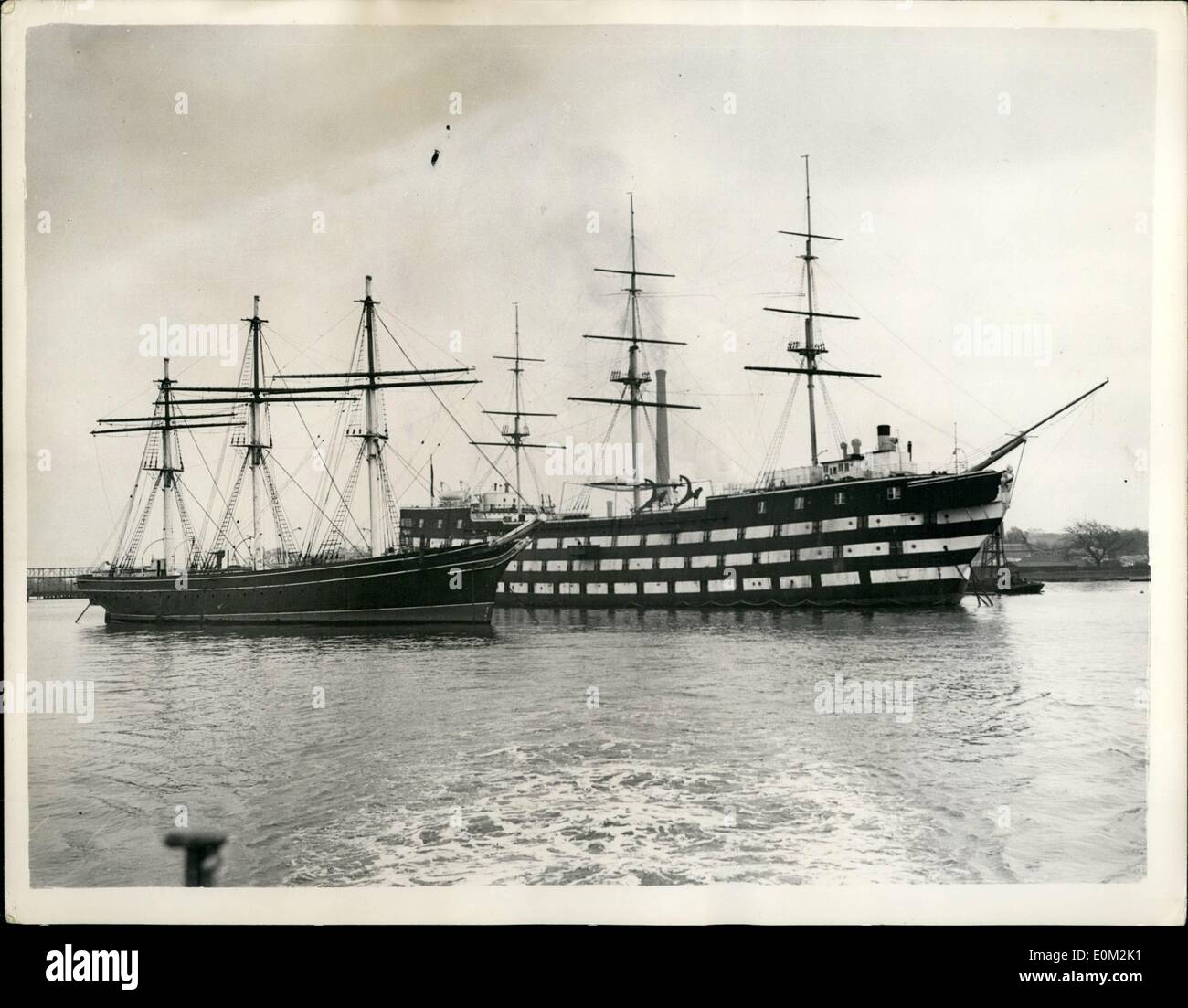 04. Apr. 1953 - Letzte Der Alten Teeschneider - In Greenhithe. Die ''Cutty Sark'' und die ''Worcester'': Die letzte der alten Tea Clippers - die ''Cutty Sark'' wird neben dem Trainingsschiff ''Worcester'' in Greenhithe vertäut - für das sie als Überlaufschiff eingesetzt wurde. Ein Appell wird von der Cutty Sark Preservation Society für geschätzte 250,000 gestartet, um die dauerhafte Erhaltung des Schiffes in Greenwich zu ermöglichen und eine Reihe von Cutty Sark Burseries zu etablieren, um jungen Männern die Ausbildung zu ermöglichen und sich als Offiziere der Handelsmarine zu qualifizieren Stockfoto