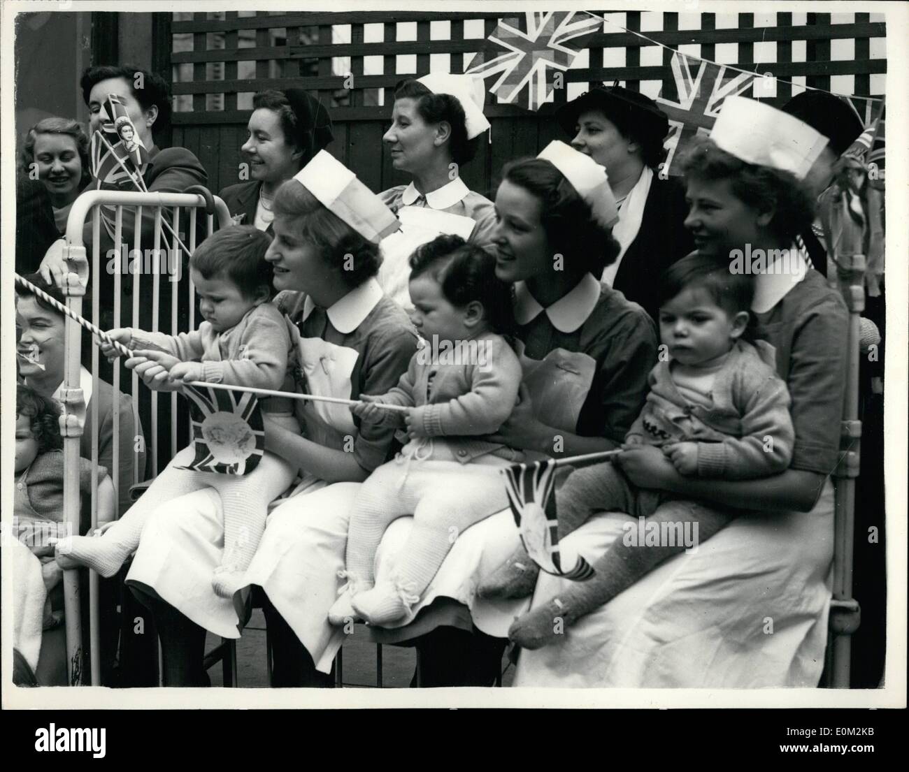 4. April 1953 Königinnen - zweite Royal Drive - Antriebe durch Nordwest-London. Hoto Shows: Krankenschwestern gesehen mit kleinen Pati Stockfoto