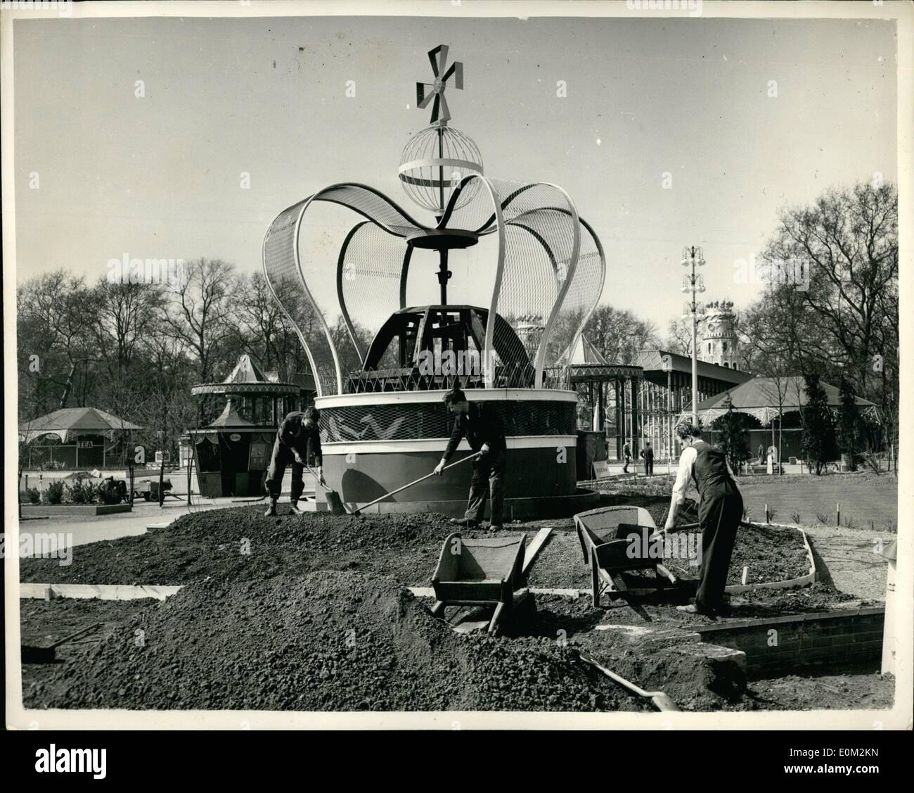 4. April 1953 - Floral Krone auf dem Battersea-Festival. Vorbereitung für die Krönung. Foto zeigt die Szene an der Battersea Festival Gardens - Arbeiter eine riesige florale Krone - Teil der bunten Dekorationen angeordnet, für die Krönung-Saison vorbereiten. Stockfoto