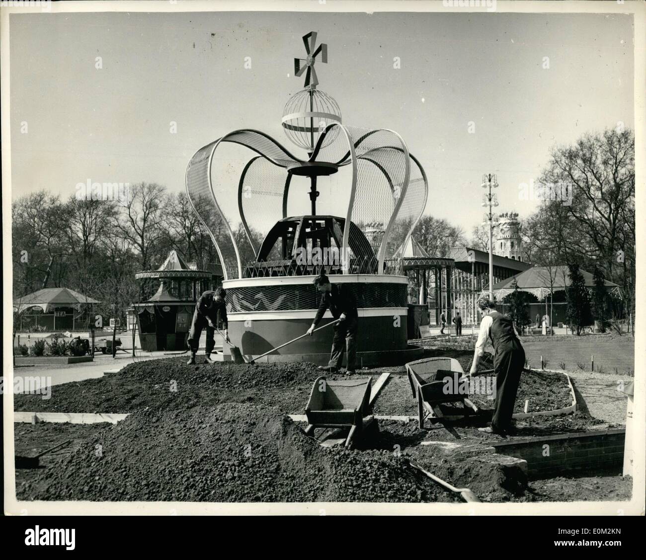 April 1953 - Blumenkrone Beim Battersea Festival  . Vorbereitung Auf Die Krönung. Das Foto zeigt die Szene in den Battersea Festival Gardens - während Arbeiter eine riesige Blumenkrone vorbereiten - Teil der farbenfrohen Dekoration, die für die Krönungssaison arrangiert wird. Stockfoto