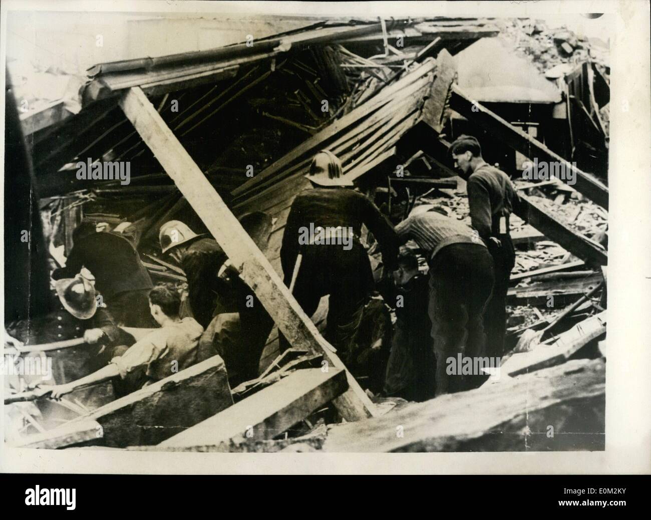 4. April 1953 - drei befürchtet tot als Häuser versinken in Schiene Tunnel in der Nähe von Manchester: drei Menschen wurden geliefert, um ihr Leben - verloren haben, wenn drei Häuser in den Eisenbahntunnel stürzten-lokal bekannt als '' Black Harry'' (Swinton, über die sie im Tempel fahren, in der Nähe von Manchester heute gebaut. Der Tunnel wurde während des Krieges als ein Munitionsdepot eingesetzt. Foto zeigt Rettungskräfte versuchen, durch die Haufen Ziegelsteine und zersplitterte Sparren nach der Katastrophe heute tunnel. Stockfoto