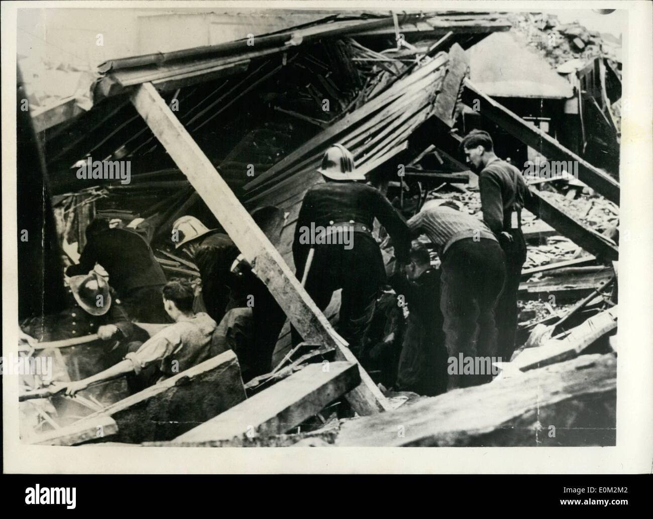 4. April 1953 - versinken drei gefürchtete Toten als Haus Schiene Tunnel in der Nähe von Manchester... Drei Menschen wurden geglaubt, um ums Leben - wenn drei Häuser in den Eisenbahntunnel stürzten-wissen vor Ort als '' Black Harry'' (Swinton, über die sie im Tempel fahren, in der Nähe von Manchester gebaut... Der Tunnel war während des Krieges als ein Munitionsdepot verwendet worden... Keystone-Fotoshows: - Arbeiter versuchen, Tunnel durch den Haufen Ziegelsteine zu retten und Sparren nach der Katastrophe zersplittert. Stockfoto