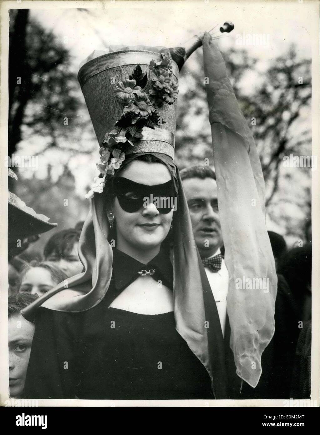 5. April 1953 - 04.05.53 Motorhaube Osterparade im Hyde Park? Ostern? s Sterne zeigen, die traditionelle Parade der elegant gekleidete Frauen, tragen einige markante Ostern Motorhauben, fand im Hyde Park? s Rotten Row heute. Keystone-Foto zeigt: Champagner für ein Showgirl, eines der markanten Hüte in der Easter Parade. Stockfoto