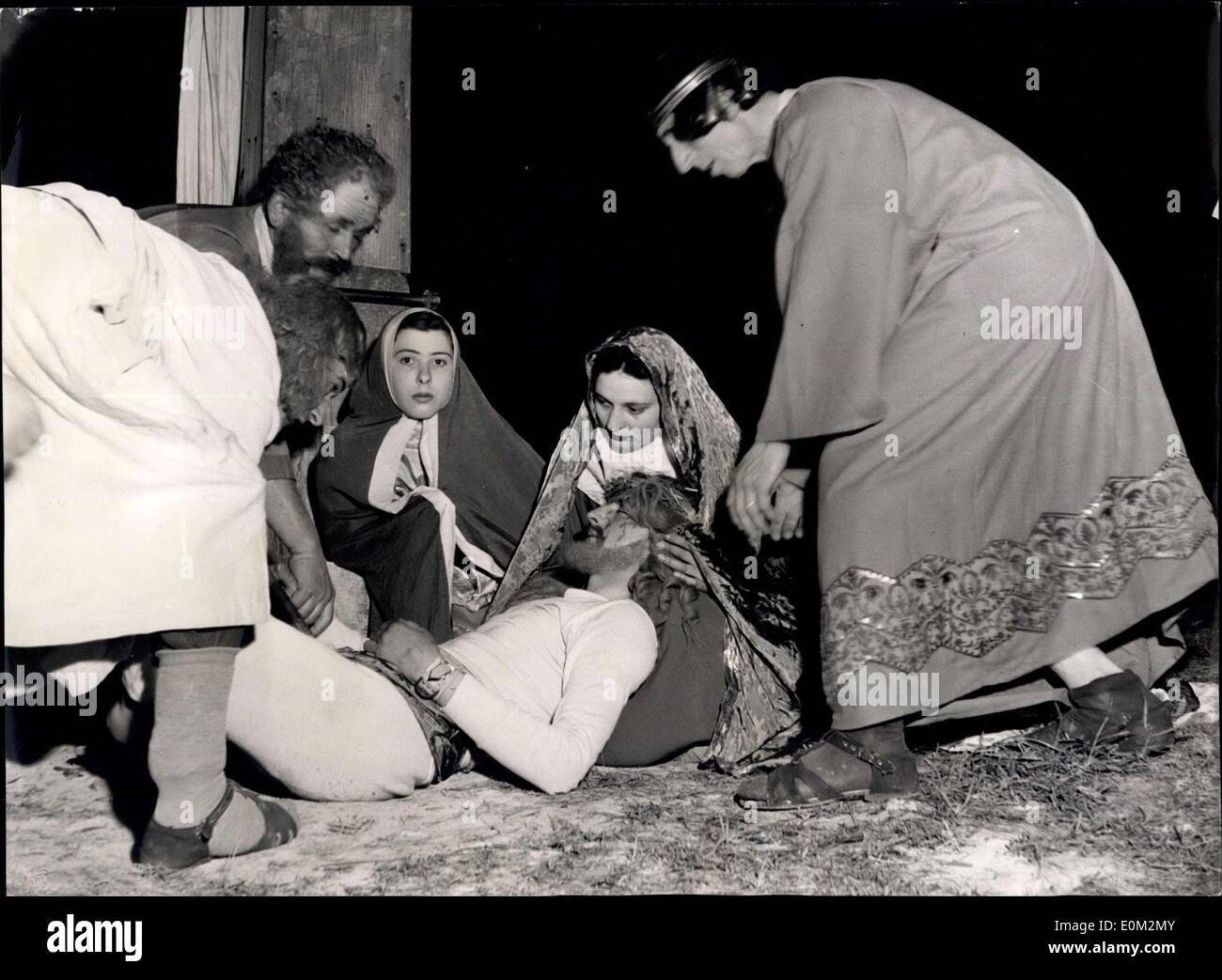 7. April 1953 - die Szene am Fuße des Kreuzes als den Leib Christi gilt nach unten und in Anbetracht seiner Mutter.: die Passion Christi re-enacted in Italien. Jeden Karfreitag, strömen Tausende von Besuchern, viele aus dem Ausland in Grassina, in der Nähe von Florenz, das Re-Enactment Christi Reise des Kreuzes und der Kreuzigung zu sehen. Einige sechshundert Menschen teilnehmen an der Zeremonie teil. Die Verarbeitung wird von römischen Soldaten geführt und umfasst die Jungfrau Maria, Mary Magdalene und Judas, schließlich kommt das schwere Kreuz Christus Stockfoto