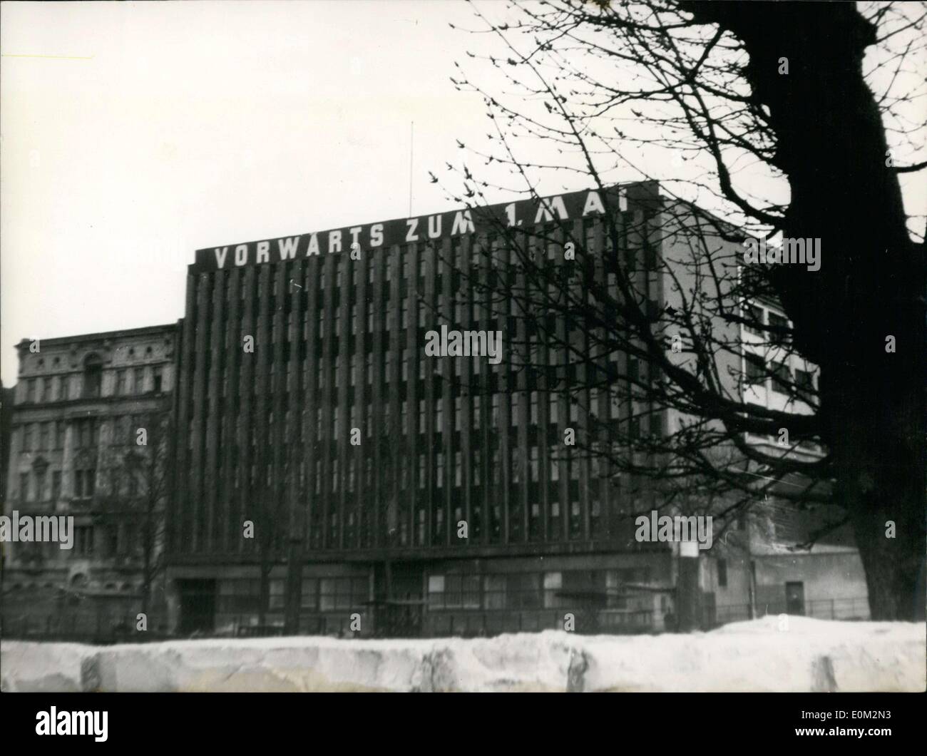 7. April 1953 - ist der Ostzone '' vor seiner Zeit." Hier abgebildet ist, aber eines der Banner aufgehängt über in Ost-Berlin Stockfoto
