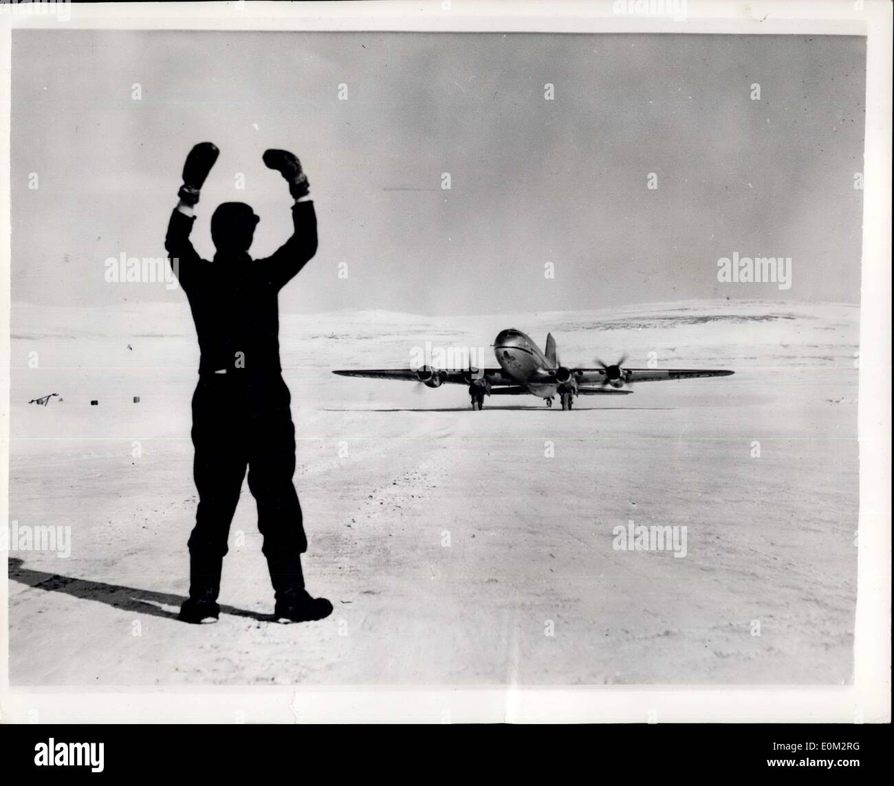11. Mai 1953 - fliegen über dem Nordpol: Zwei Hastings Flugzeuge der Royal Air Force fliegt College in Manby, Linos., haben gerade mit diesen Fotografien von einem Air Ministry-Fotografen auf Flügen über und in der Nähe des Nordpols. Jedes Flugzeug kreiste die geographischen Pole auf zwei 11-Stunden-Flügen von der Royal Canadian Air Force Basis in Resolute Bay, die innerhalb des Polarkreises liegt (Position: 74 ° c 50 Minuten nördlich, 95 Grad West) die Flüge, die beteiligt sind 10.115 Meilen fliegen, gab praktische Ausbildung in der Höhen-Navigation über strukturlose Flächen, wo magnetische Stockfoto