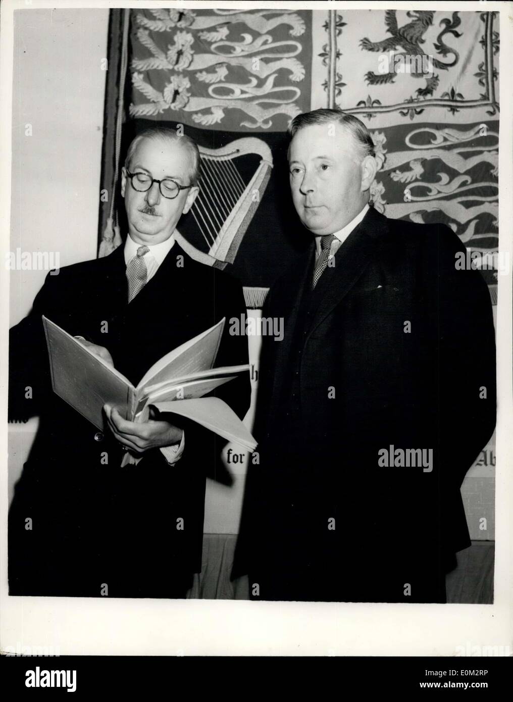 12. Mai 1953 - Krönung Pressekonferenz im Kirchhaus... Gehen über das Programm. Der Earl Marshal - der Herzog von Norfolk- Stockfoto