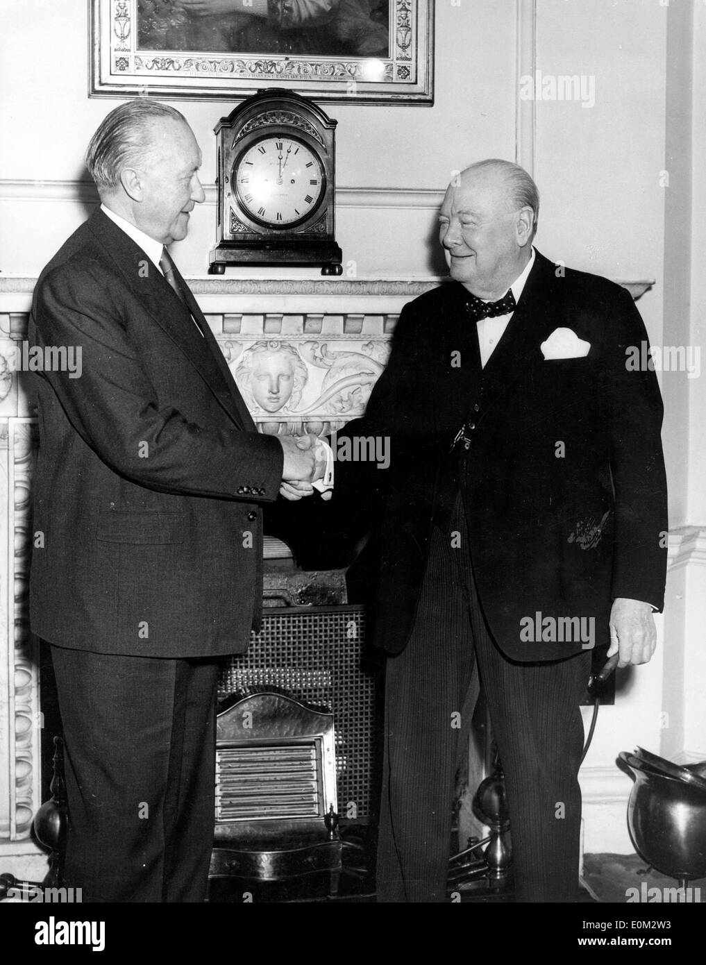 Sir Winston Churchill grüßt Dr. Adenauer Stockfoto