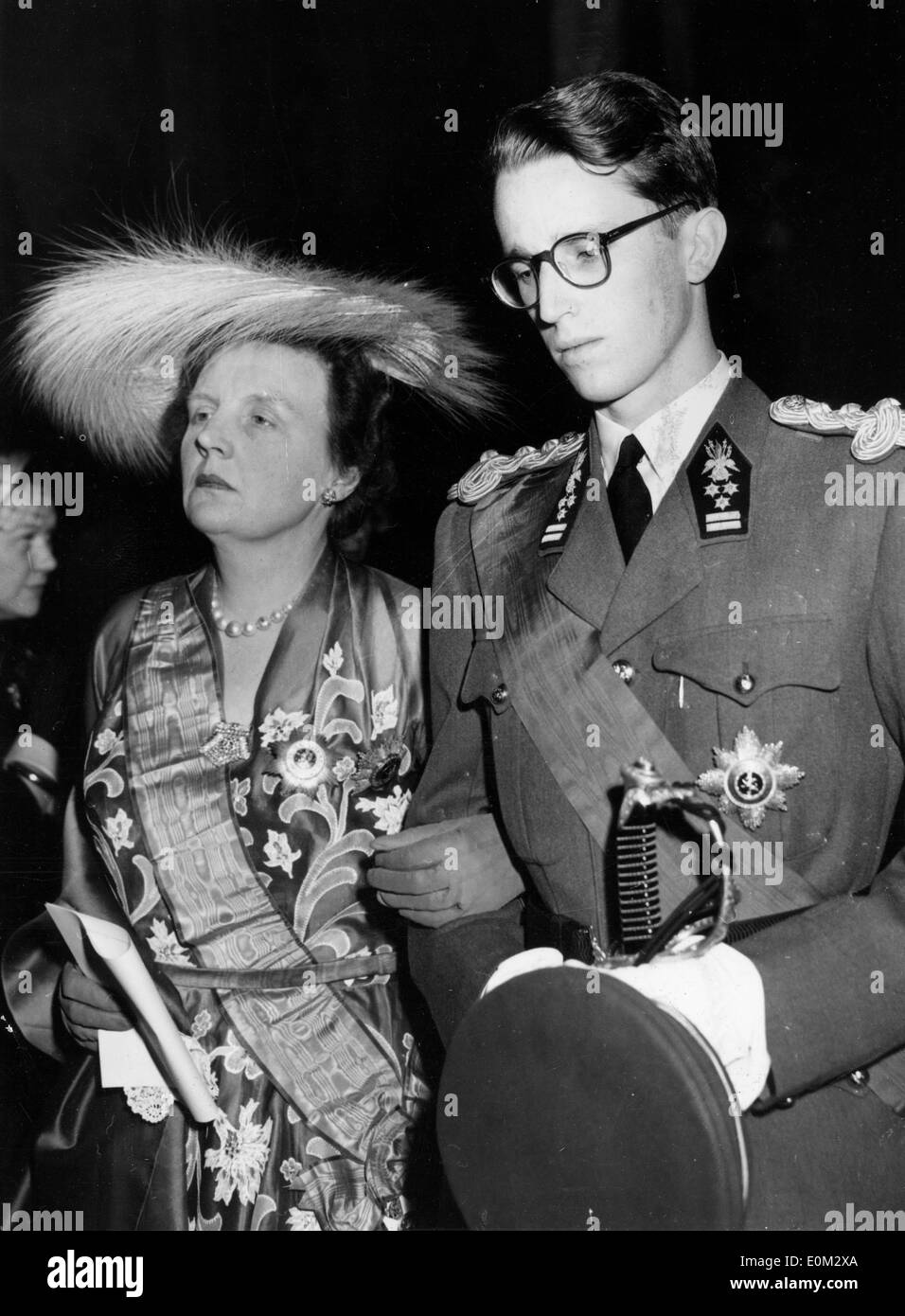 Königin Juliana begleitet von König Baudouin Stockfoto