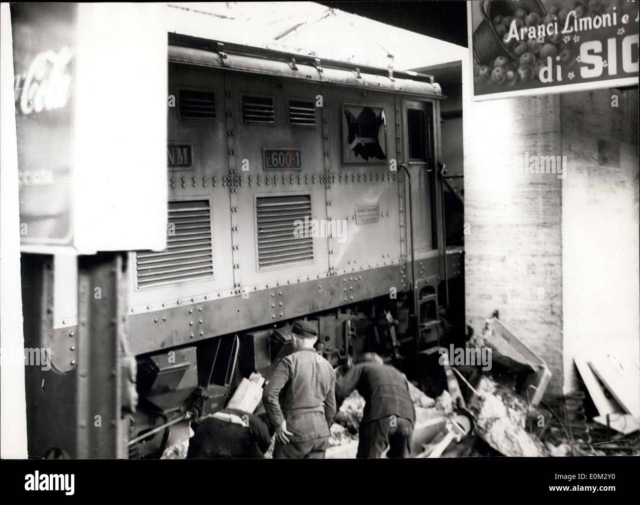 12. April 1953 - ist ein elektrischer Zug gegen eine Wand in Mailand Nordbahnhof aufgrund fehlender Bremsen abgestürzt. Zehn Passagiere wurden verletzt. Stockfoto