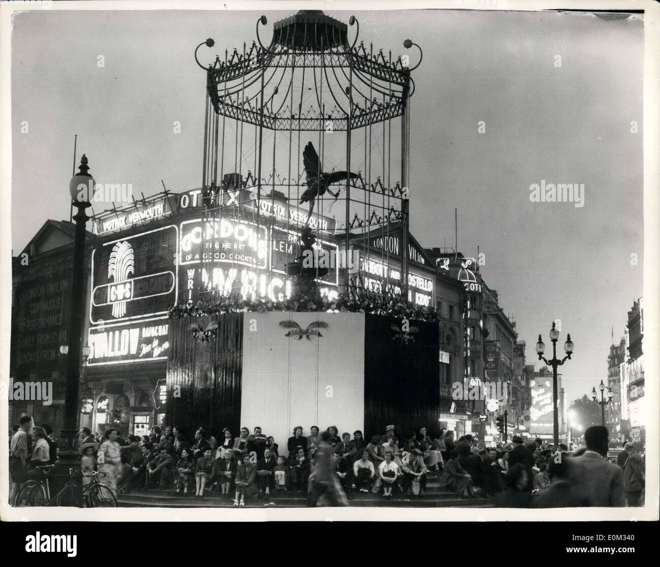 22. Mai 1953 - als Dämmerung setzt sich - so - die Seher - Sight - nehmen Sie einfach Pfingsten Szene am Piccadilly Circus: die Szene am Piccadilly Circus, wie Füße und müde - London-Besucher nehmen Sie es einfach im Schatten des Eros in seinen ornamentalen Käfig wie die Beleuchtung kommen auf. Stockfoto