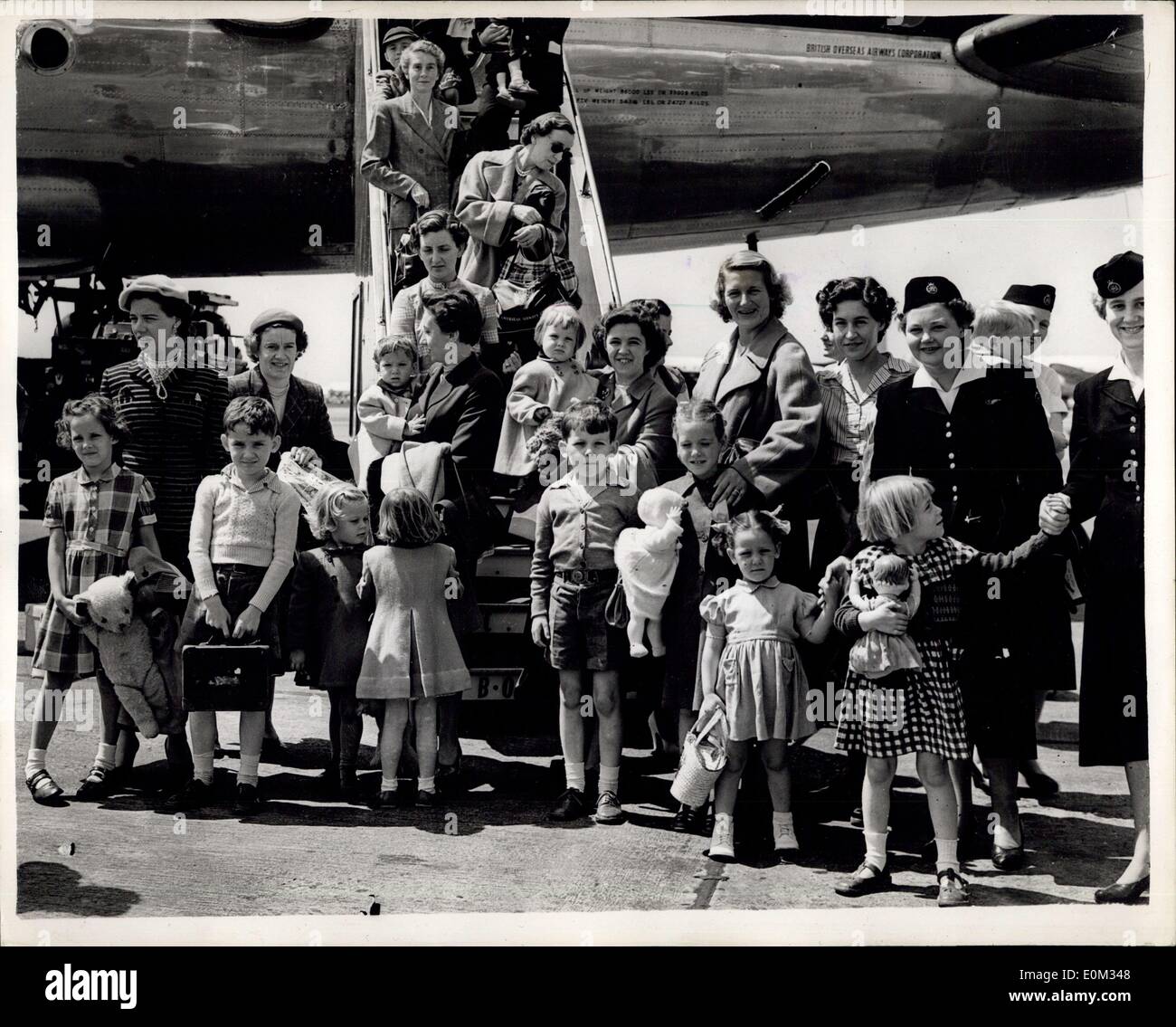 25. Mai 1953 - ankommen britischen Frauen und Kinder am Flughafen London Form des ägyptischen Trouble-Zentrums. Das '' Krisenherd Special'' flog in London Airport heute Nachmittag mit der ersten Partei von 17 Frauen und 23 Kinder aufzuhören Ägypten Botschaft beraten, die meisten von ihnen waren froh rechtzeitig zur Krönung in London sein. Foto zeigt den ersten britischen Frauen und Kindern aus Ägypten bei der Ankunft am Flughafen London heute Nachmittag gesehen. Stockfoto