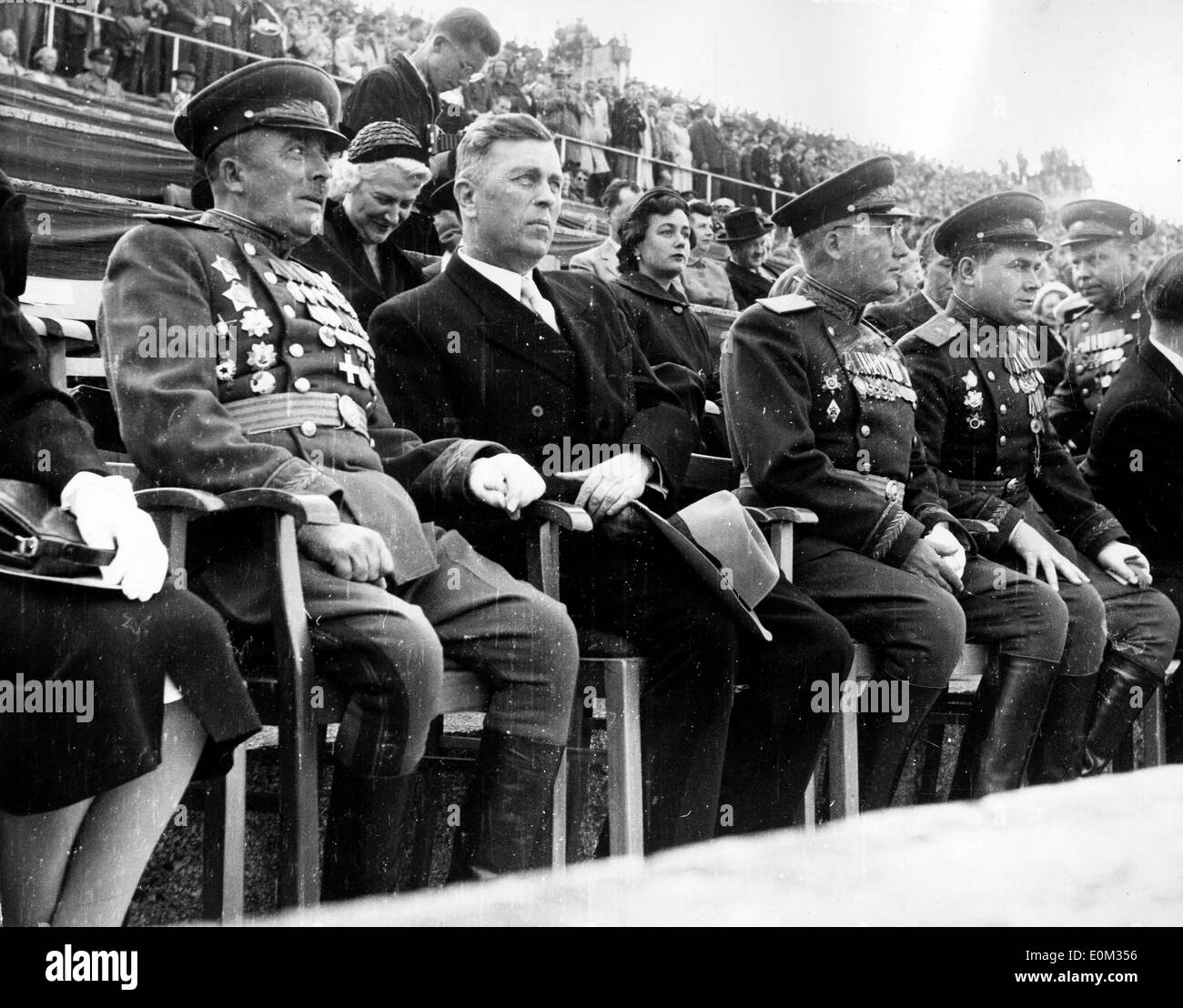Nikolai Trusov und Sergei Dengin sehen die Krönung Day Parade Stockfoto